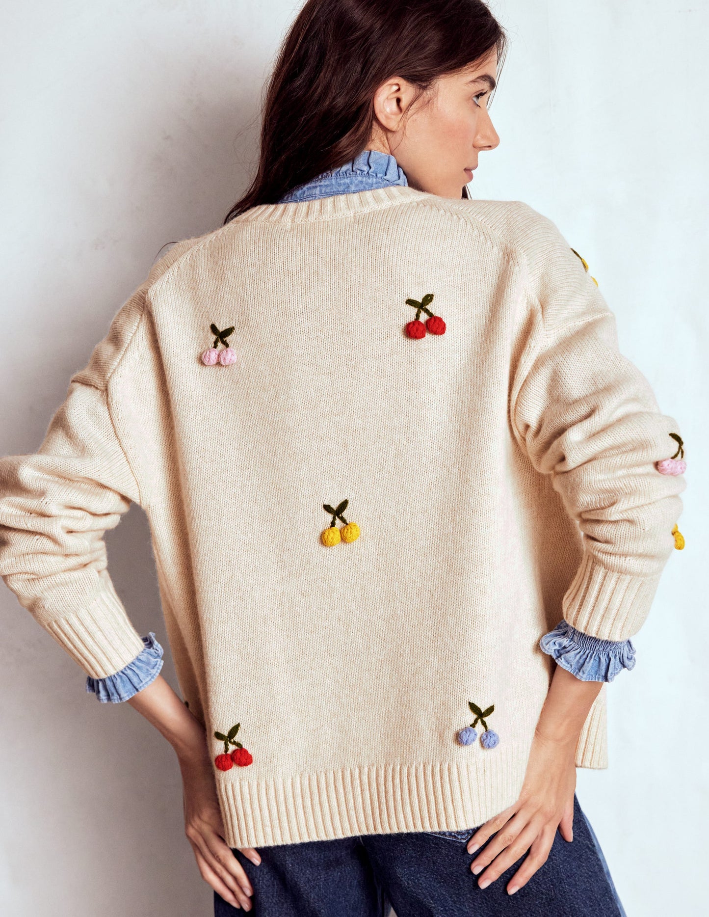 Natalie Strickjacke mit Stickerei-Haferbeige Melange, Kirsche