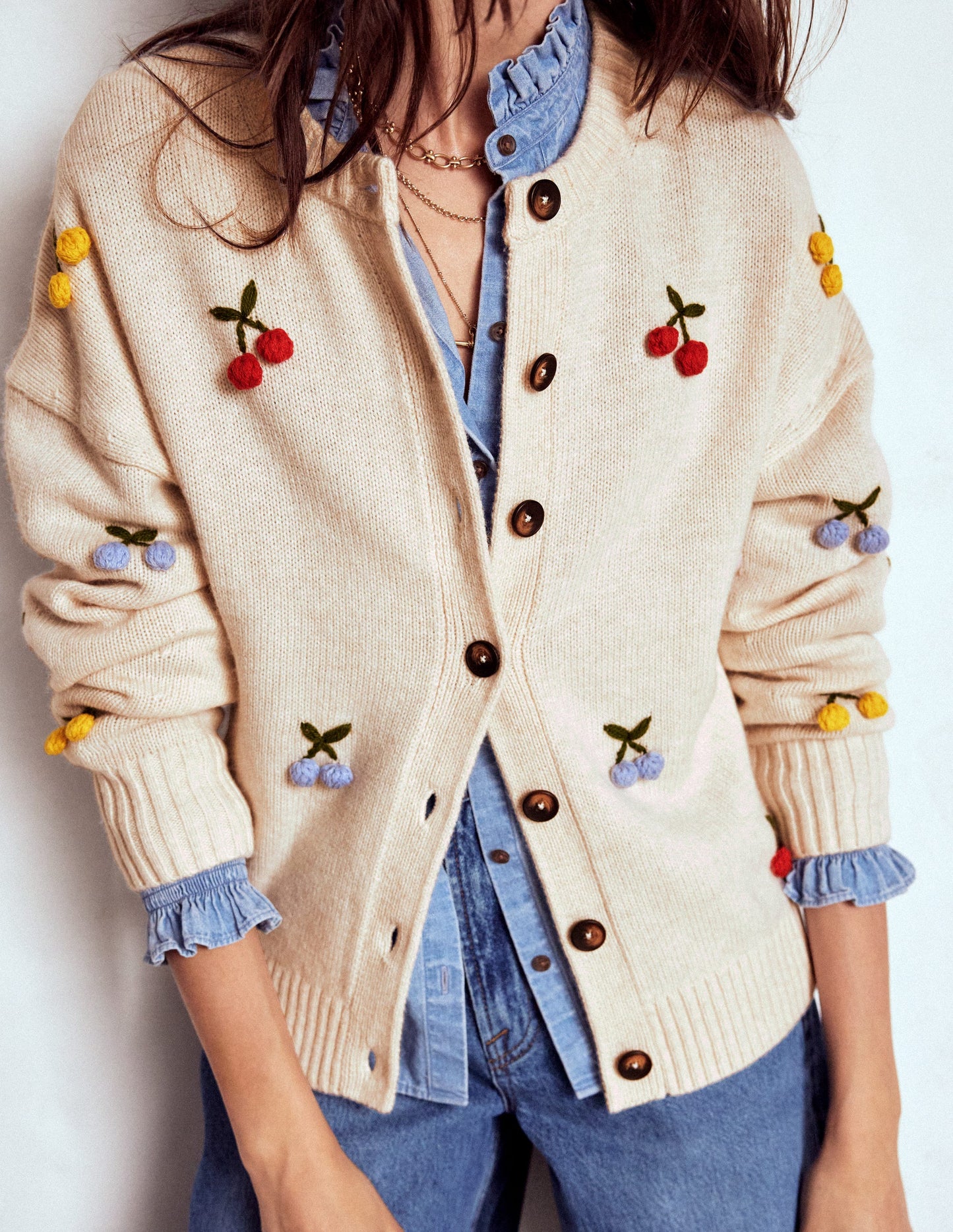 Natalie Strickjacke mit Stickerei-Haferbeige Melange, Kirsche