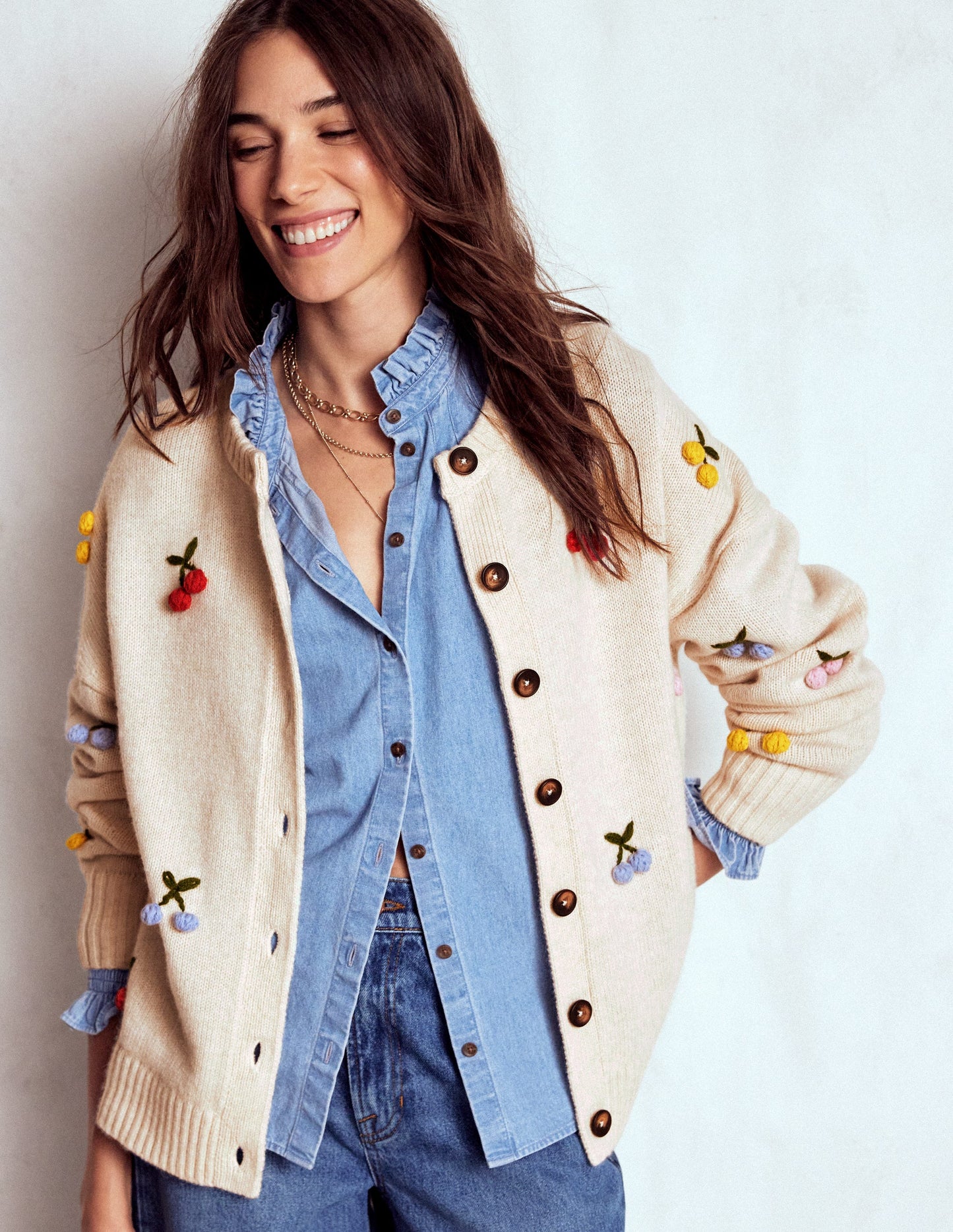 Natalie Strickjacke mit Stickerei-Haferbeige Melange, Kirsche
