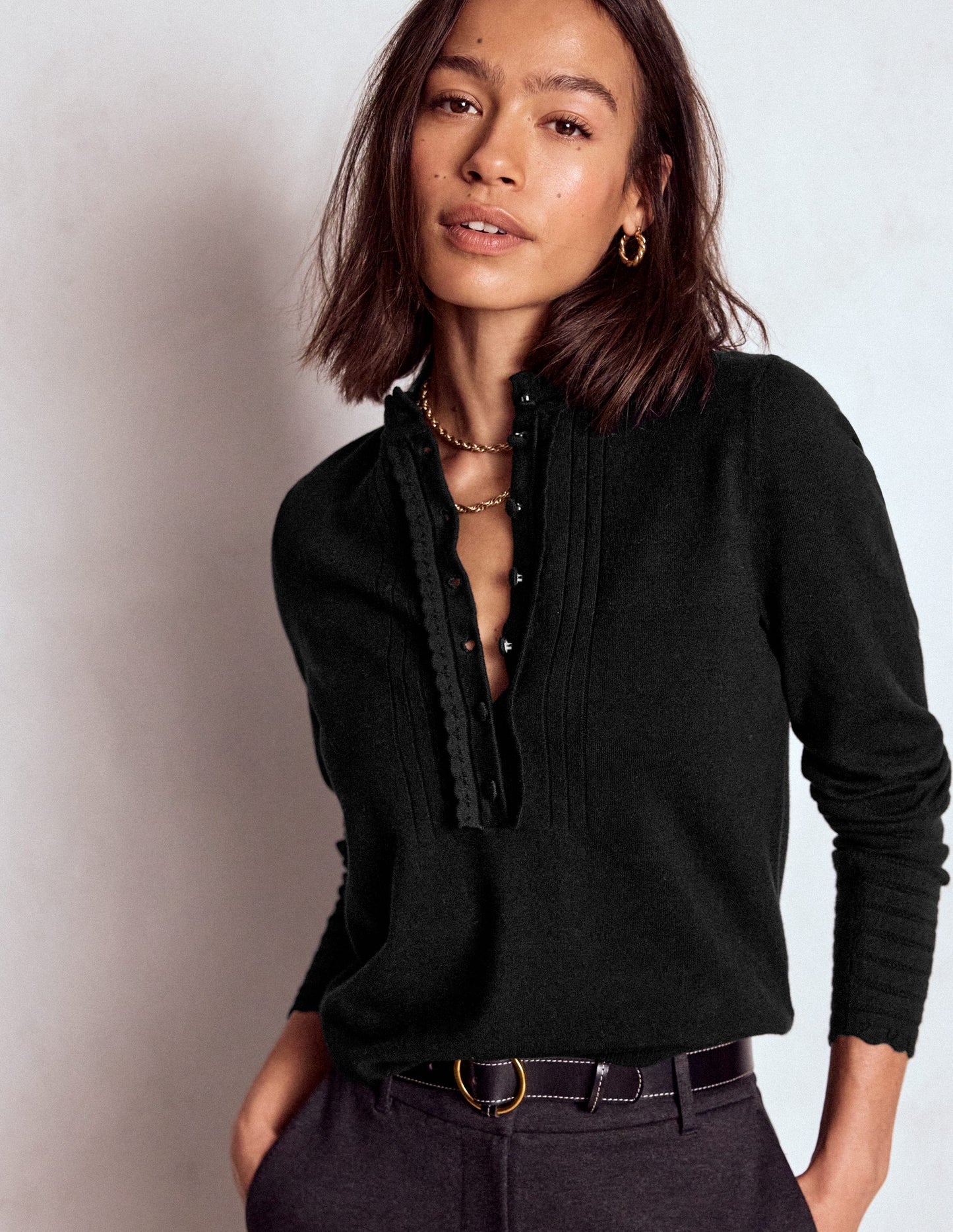 Angela Baumwollpullover mit Muschelsaum-Schwarz