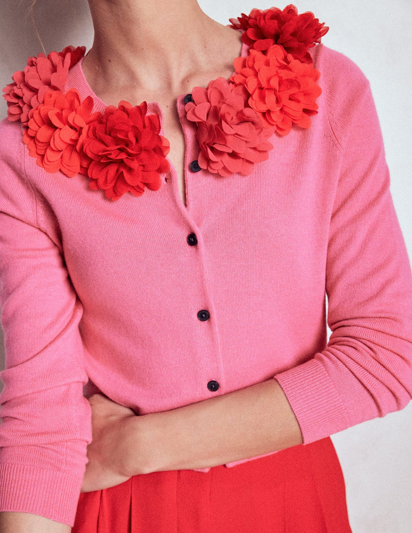 Verkürzte Strickjacke mit Rundhalsausschnitt-Rosa Schleife
