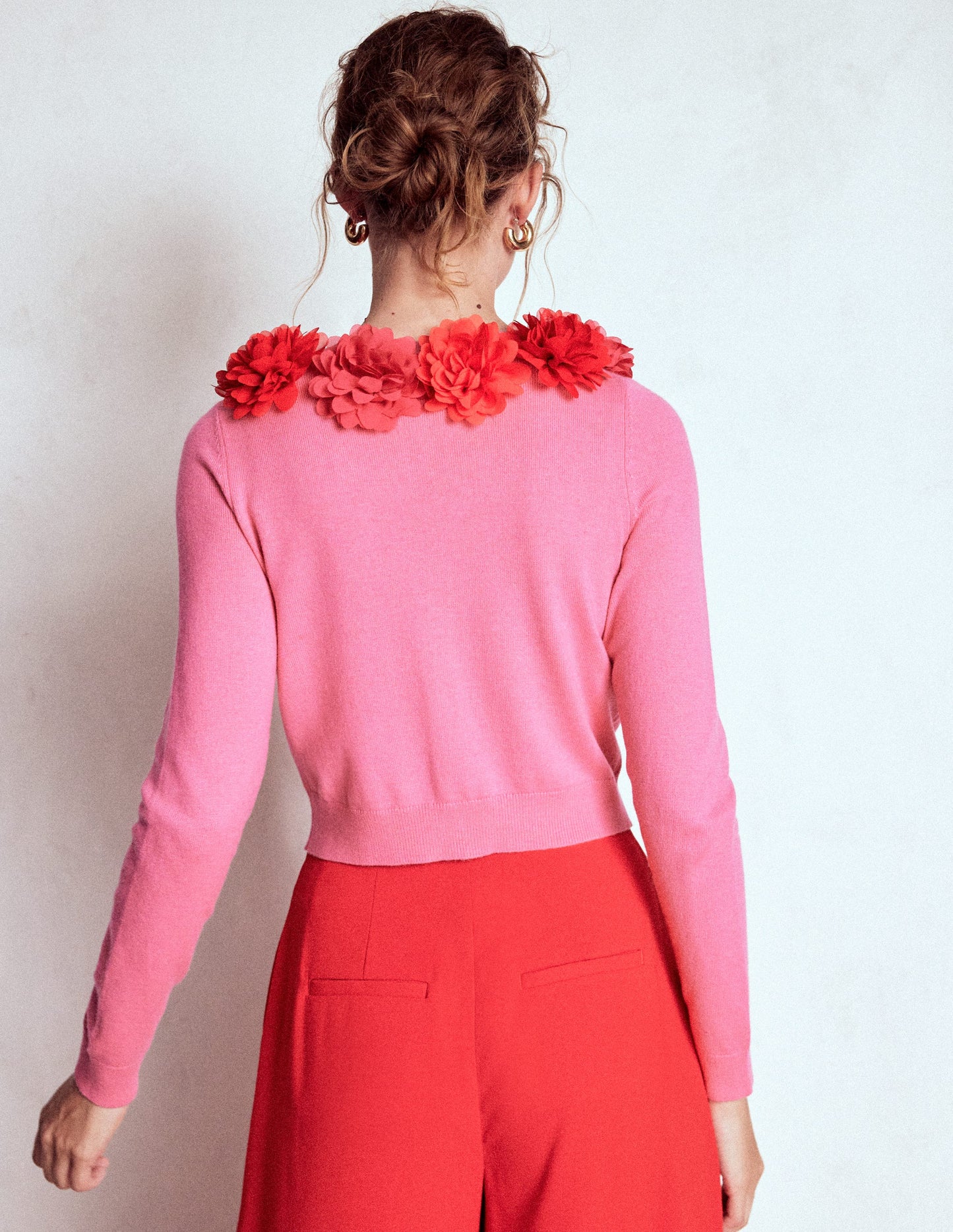 Verkürzte Strickjacke mit Rundhalsausschnitt-Rosa Schleife