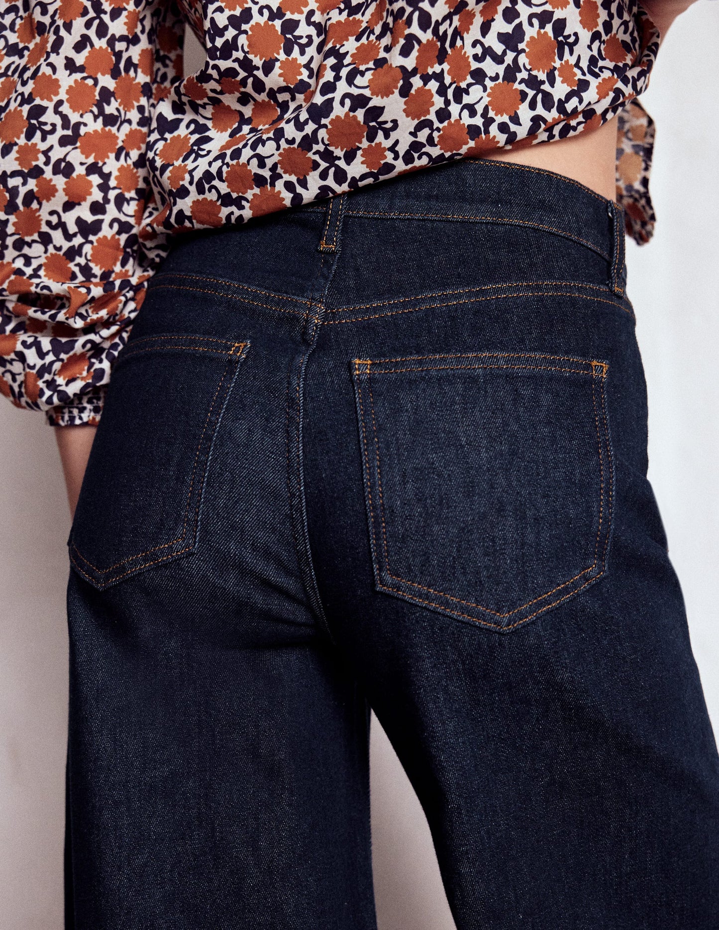 Hoch geschnittene Jeans mit weitem Bein-Indigo Waschung