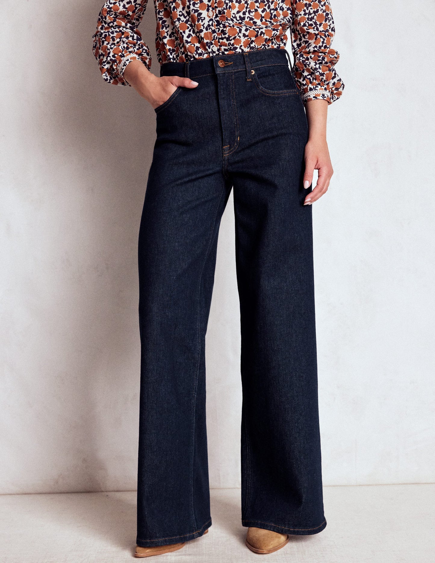 Hoch geschnittene Jeans mit weitem Bein-Indigo Waschung