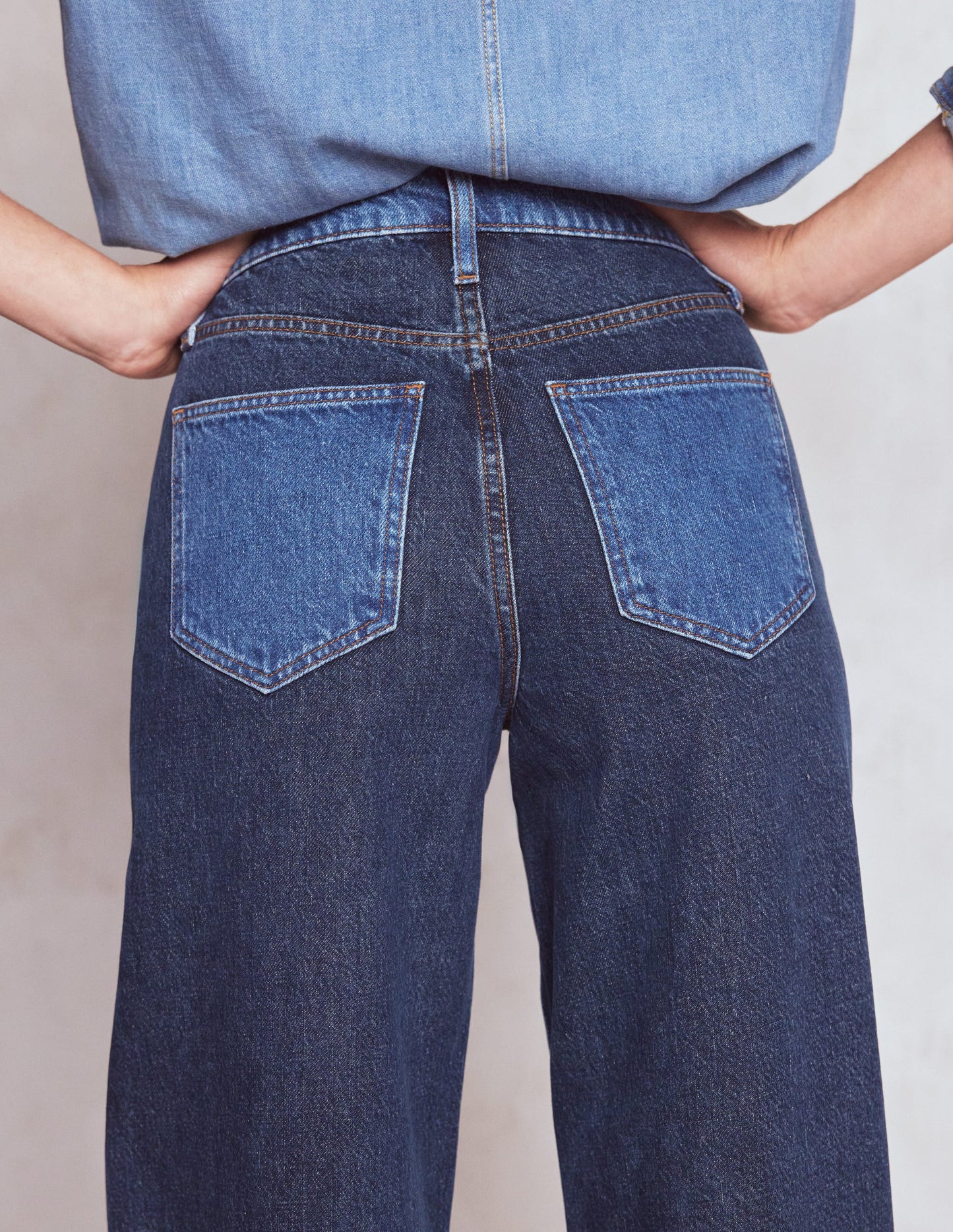 Hoch geschnittene Jeans mit weitem Bein-Mustermix
