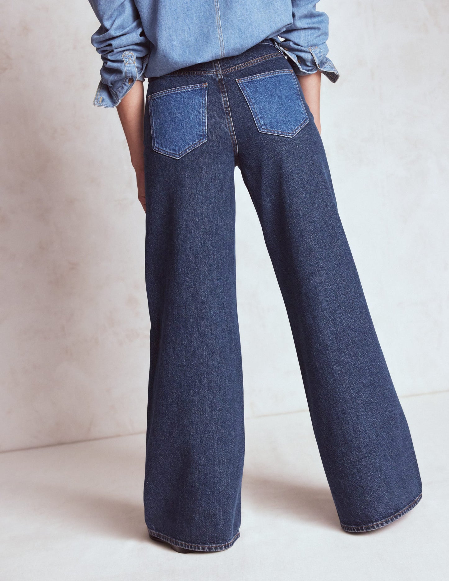Hoch geschnittene Jeans mit weitem Bein-Mustermix