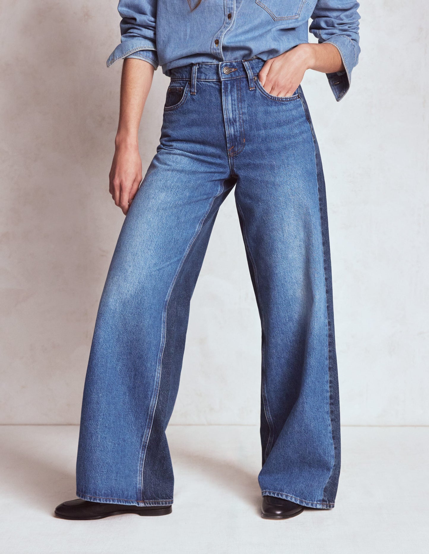 Hoch geschnittene Jeans mit weitem Bein-Mustermix