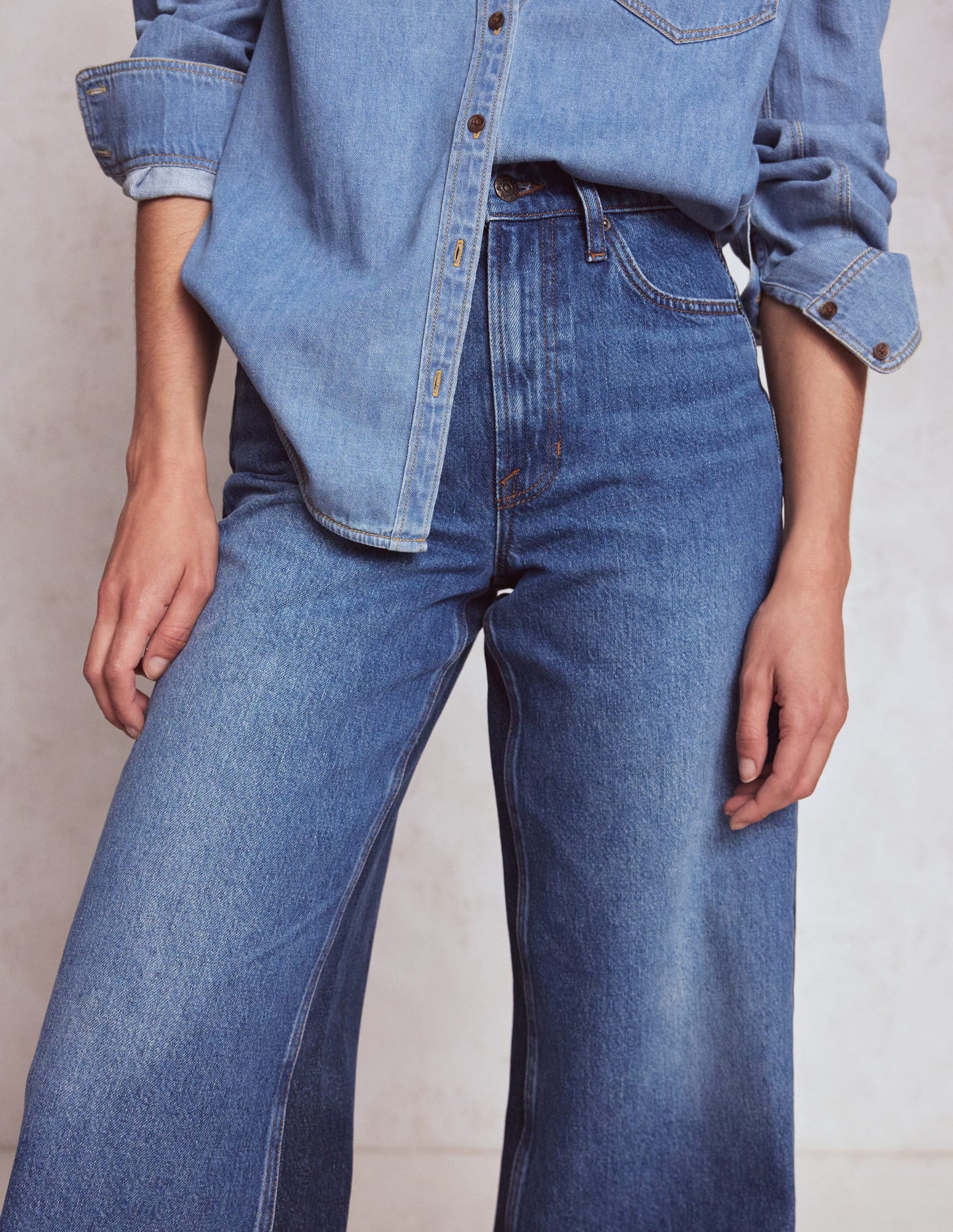 Hoch geschnittene Jeans mit weitem Bein-Mustermix