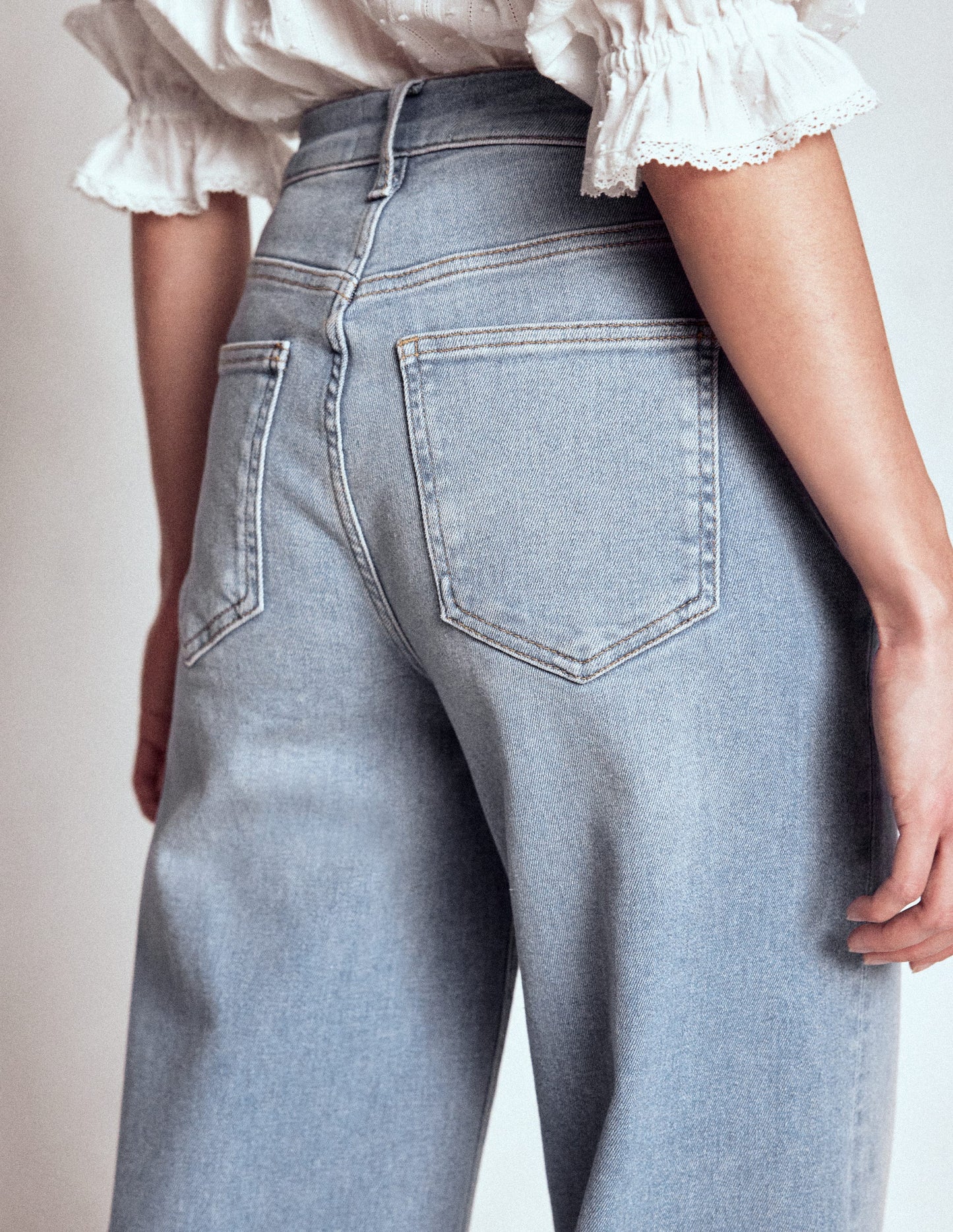 Hoch geschnittene Jeans mit weitem Bein-Ausgeblichene Optik