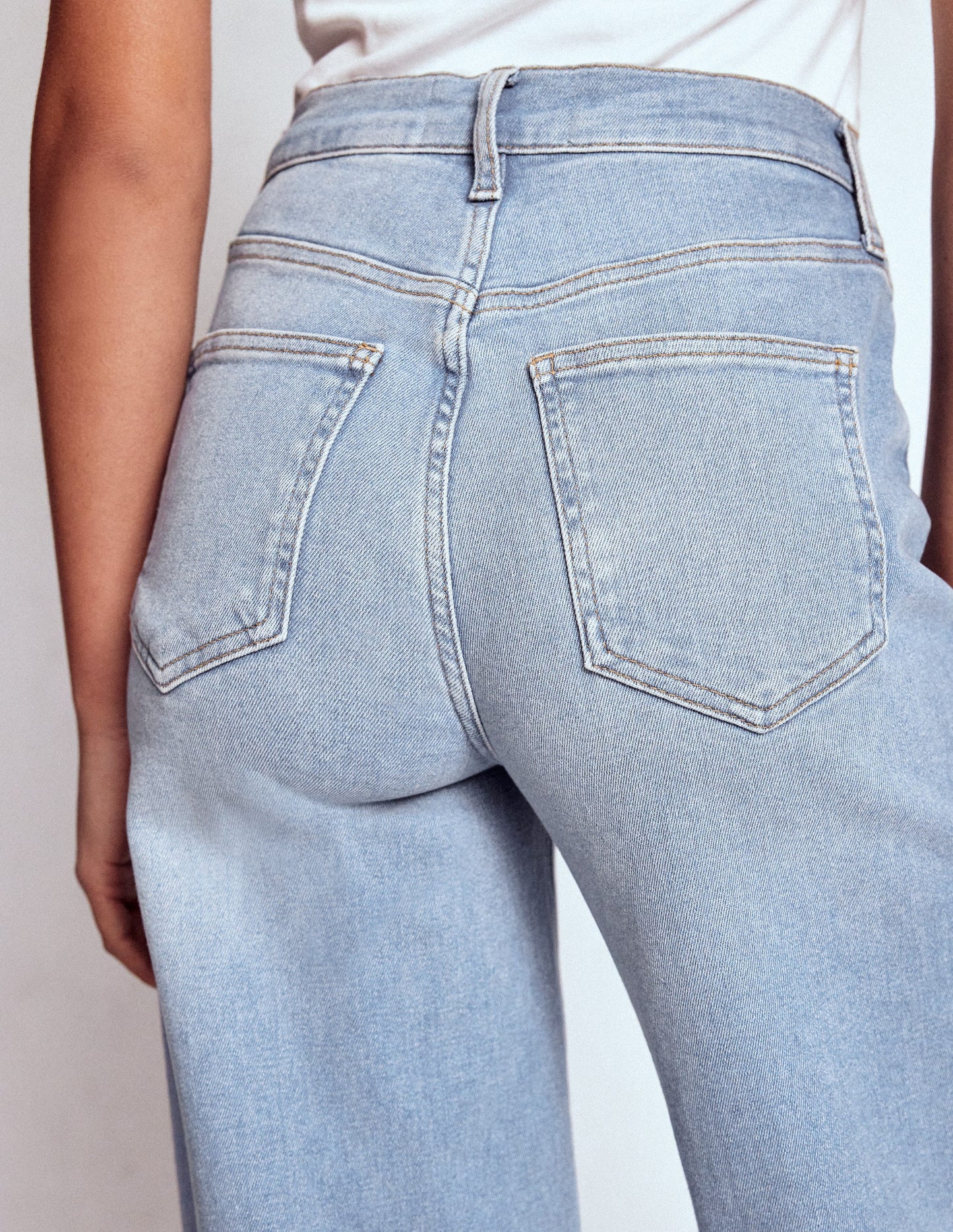 Hoch geschnittene Jeans mit weitem Bein-Ausgeblichene Optik