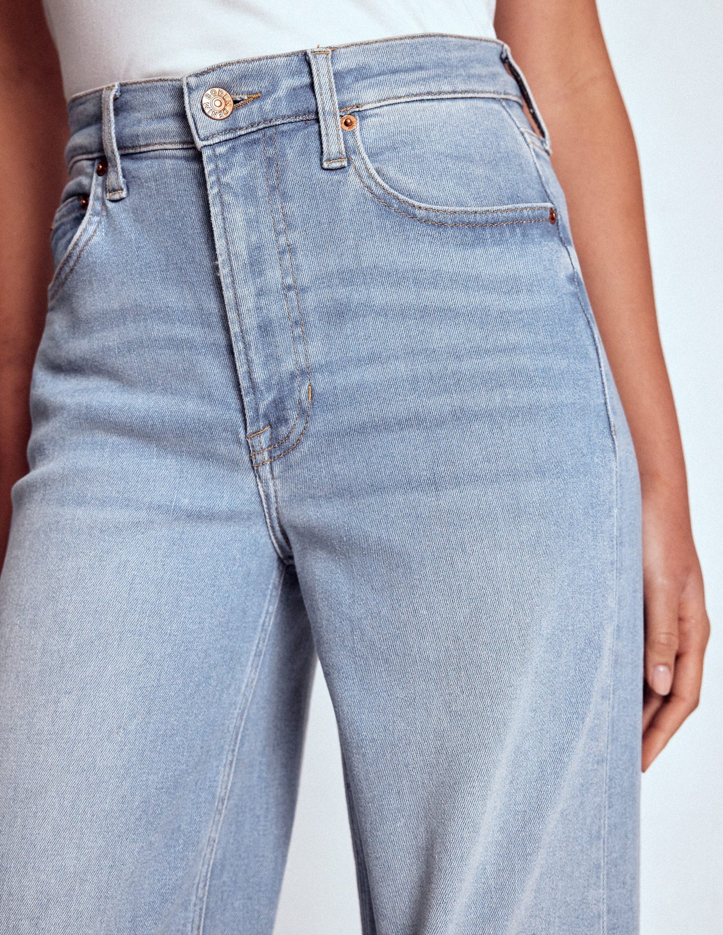 Hoch geschnittene Jeans mit weitem Bein-Ausgeblichene Optik