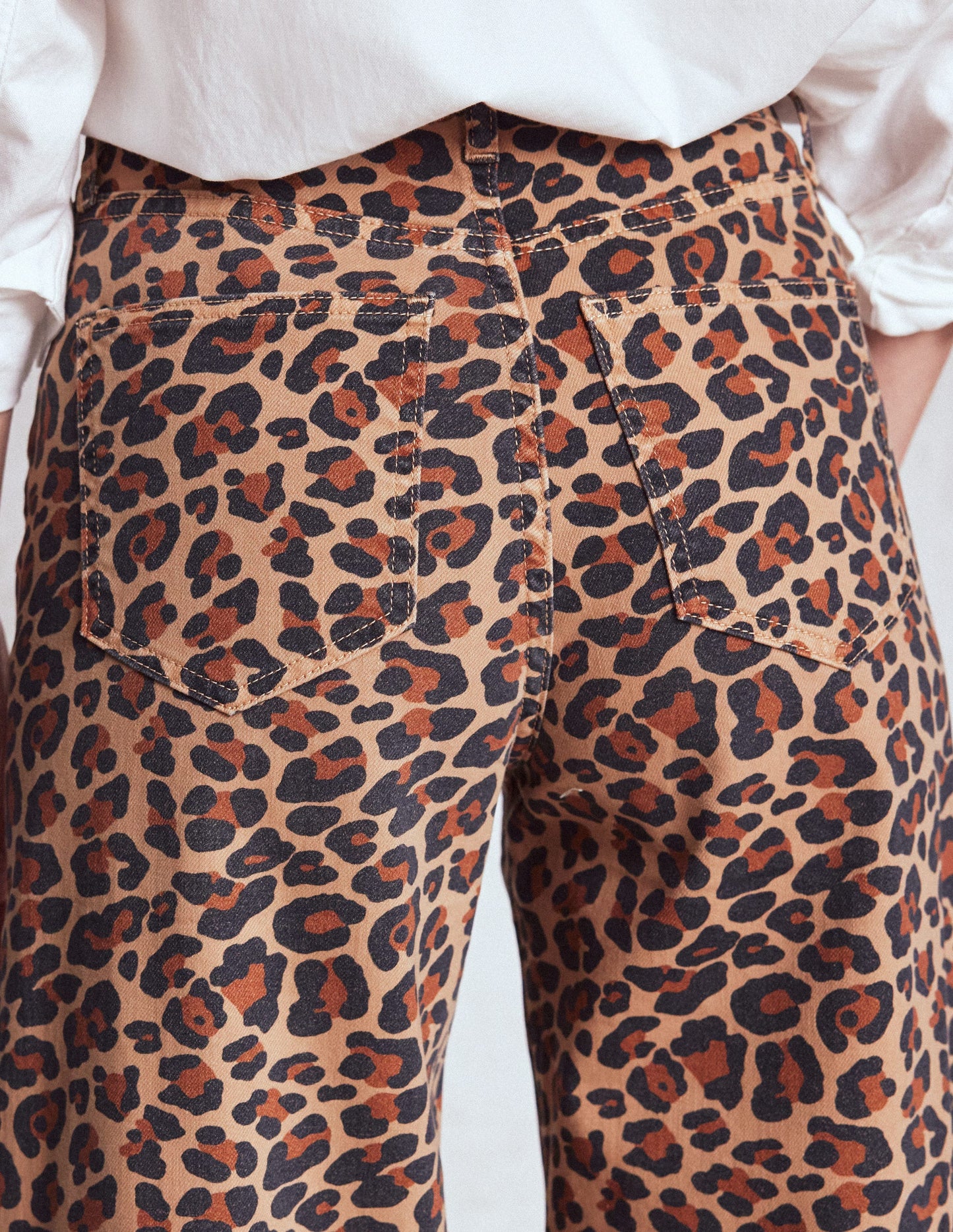 Hoch geschnittene Jeans mit weitem Bein-Leopardenmuster