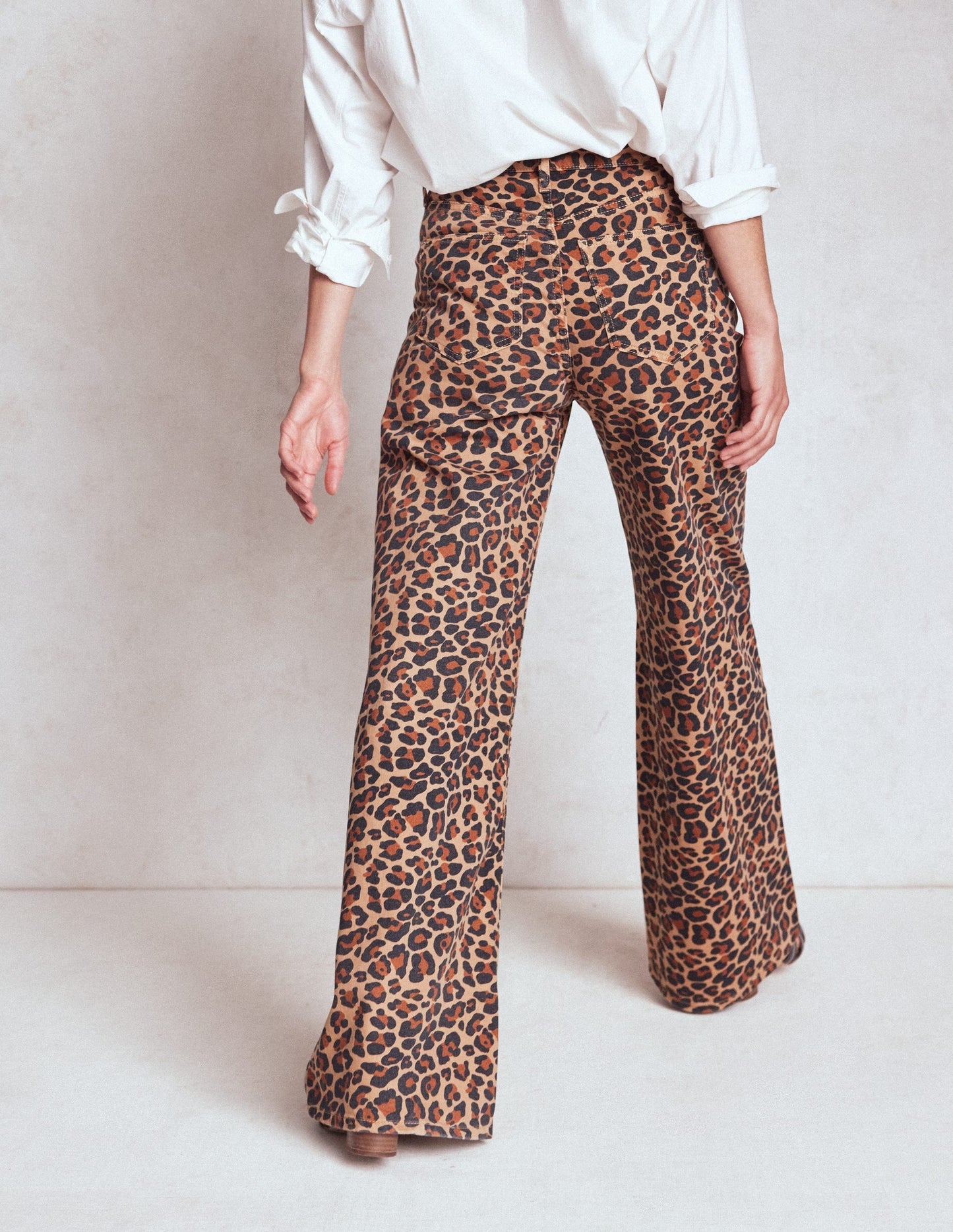 Hoch geschnittene Jeans mit weitem Bein-Leopardenmuster