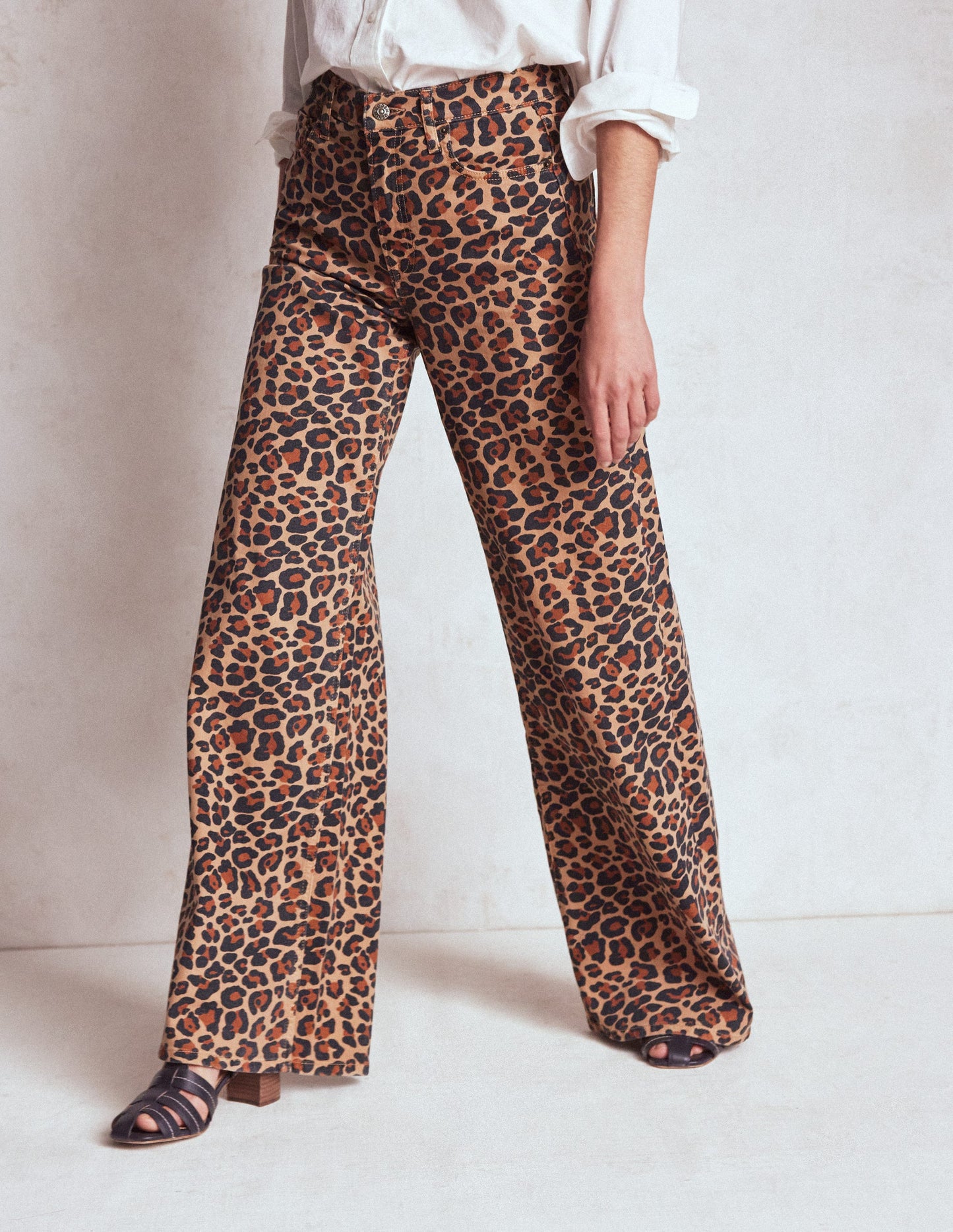 Hoch geschnittene Jeans mit weitem Bein-Leopardenmuster