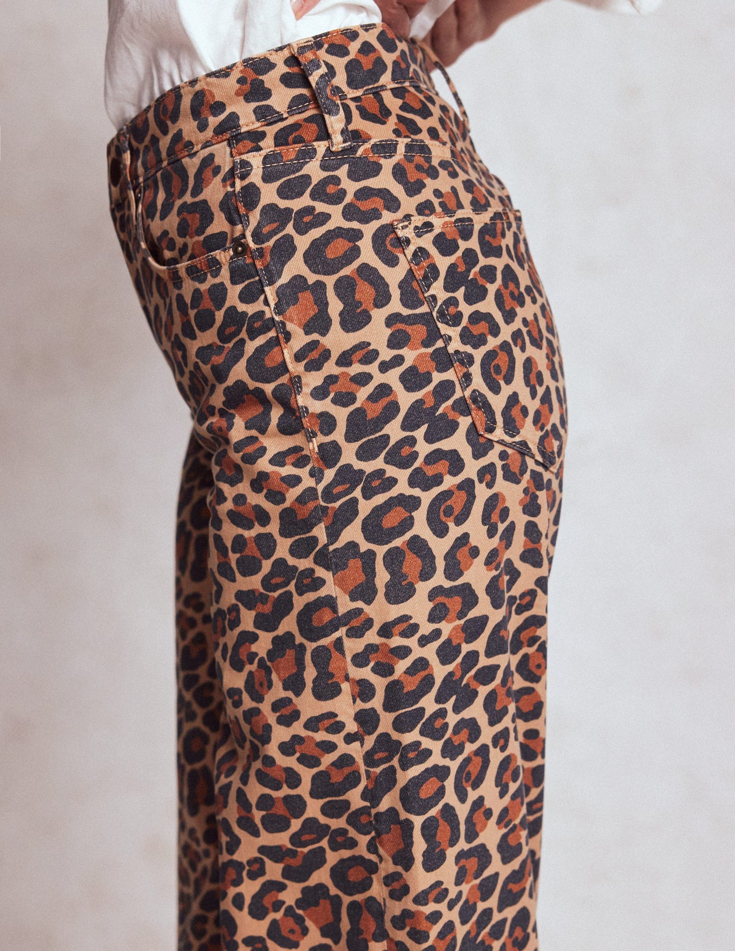 Hoch geschnittene Jeans mit weitem Bein-Leopardenmuster