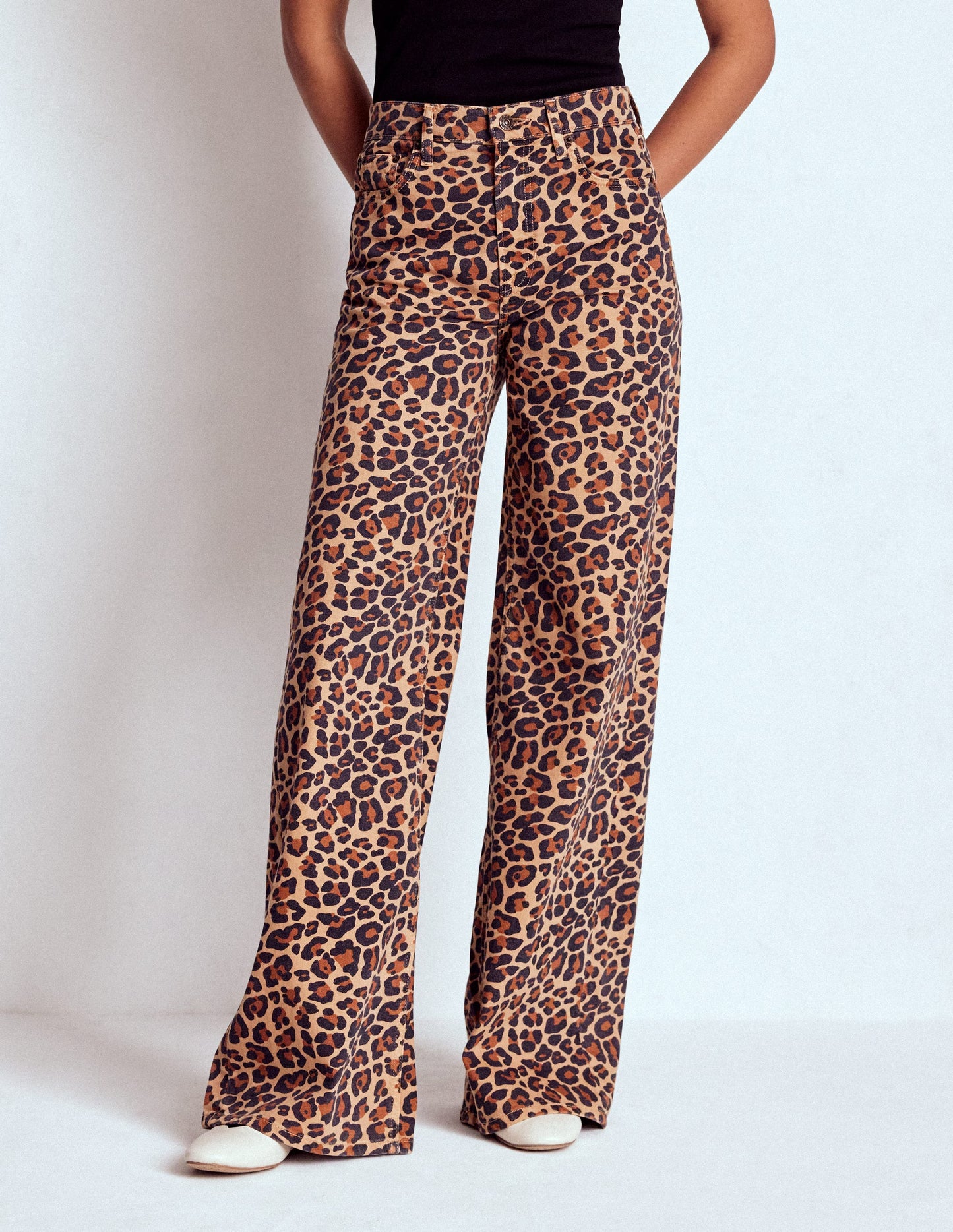 Hoch geschnittene Jeans mit weitem Bein-Leopardenmuster