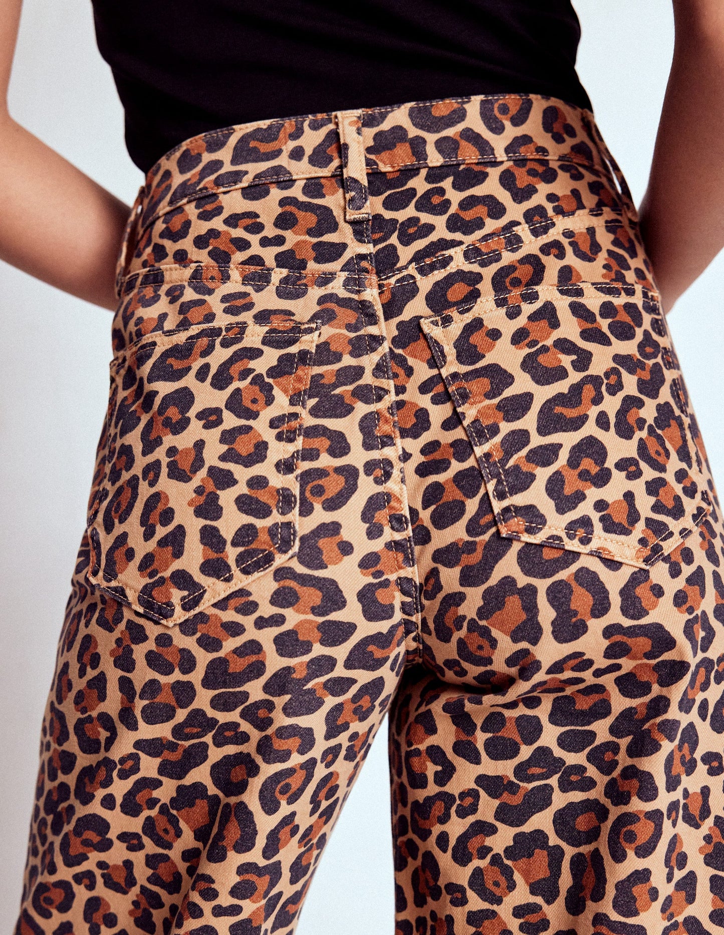 Hoch geschnittene Jeans mit weitem Bein-Leopardenmuster