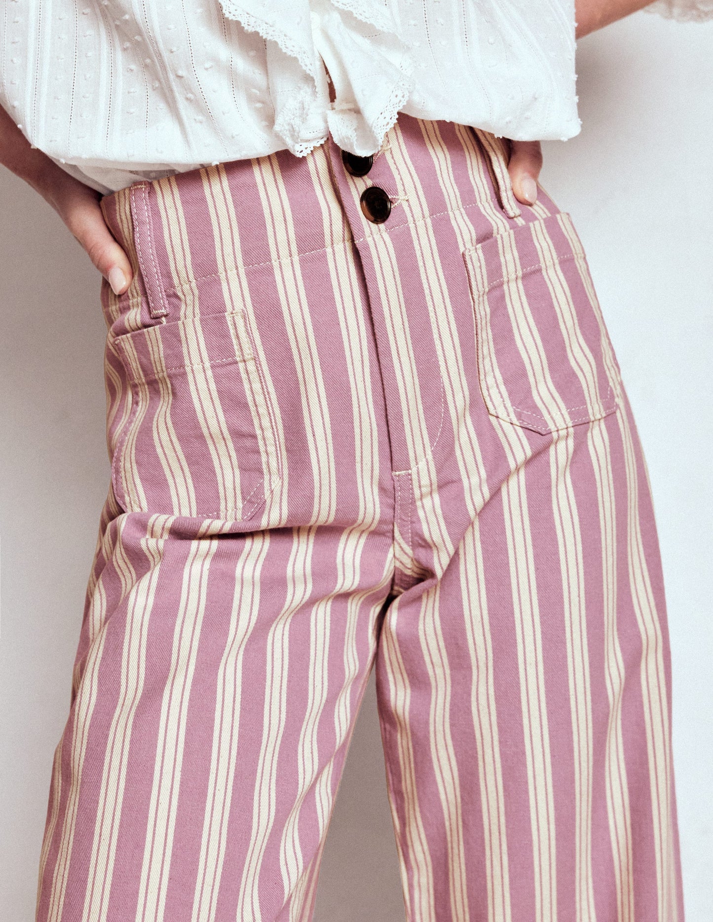 Primrose Hose mit aufgesetzten Taschen-Flieder Tram-Streifen