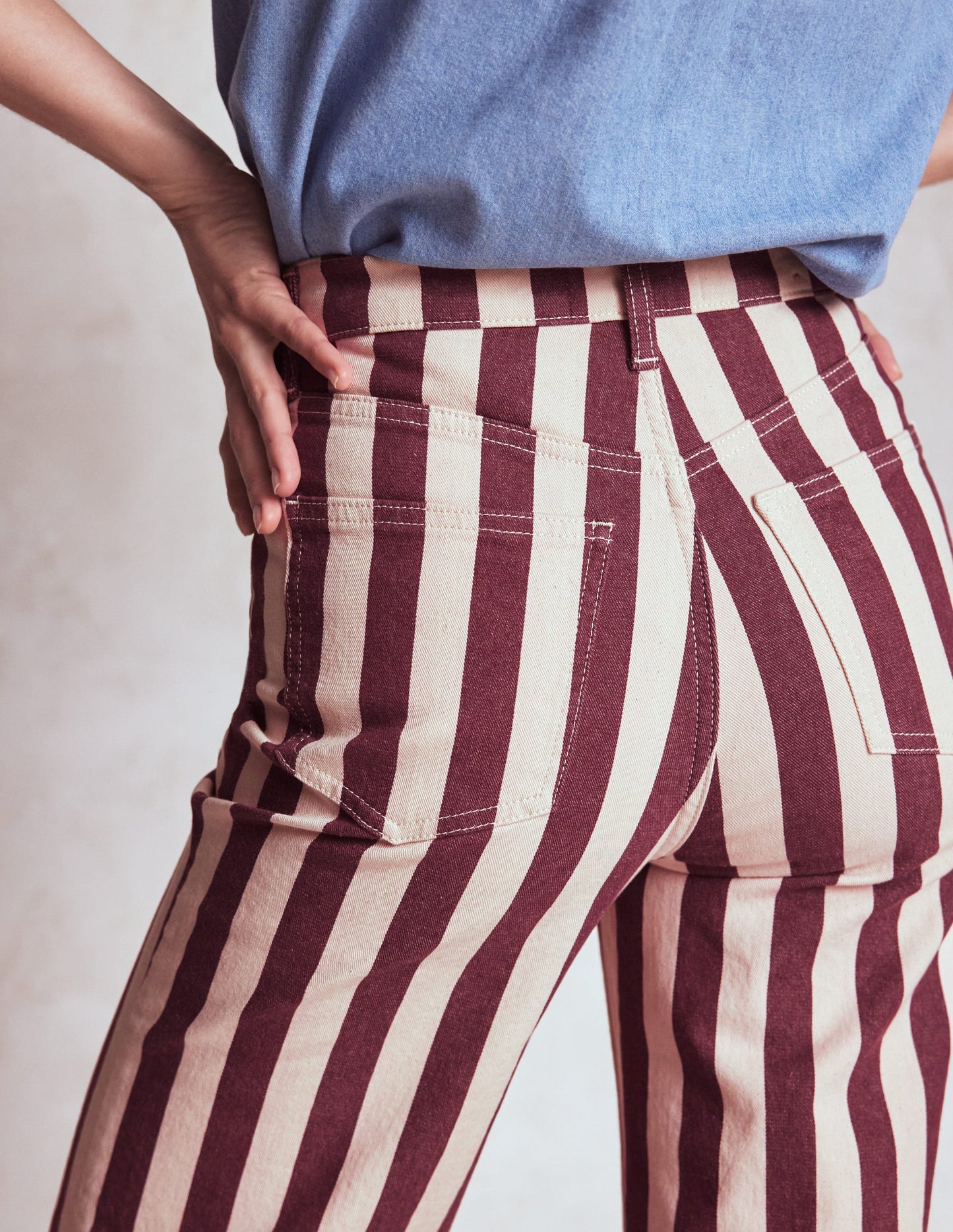 Jeans mit hohem Bund und geradem, weitem Bein-Kastanienbraun und Naturweiß Streifen