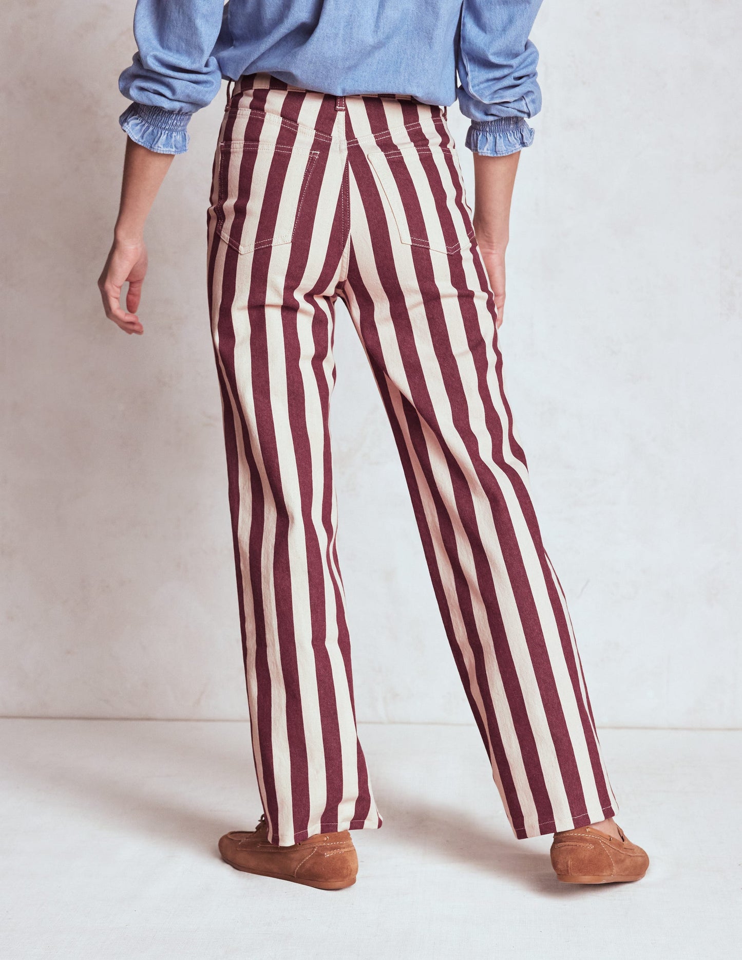 Jeans mit hohem Bund und geradem, weitem Bein-Kastanienbraun und Naturweiß Streifen