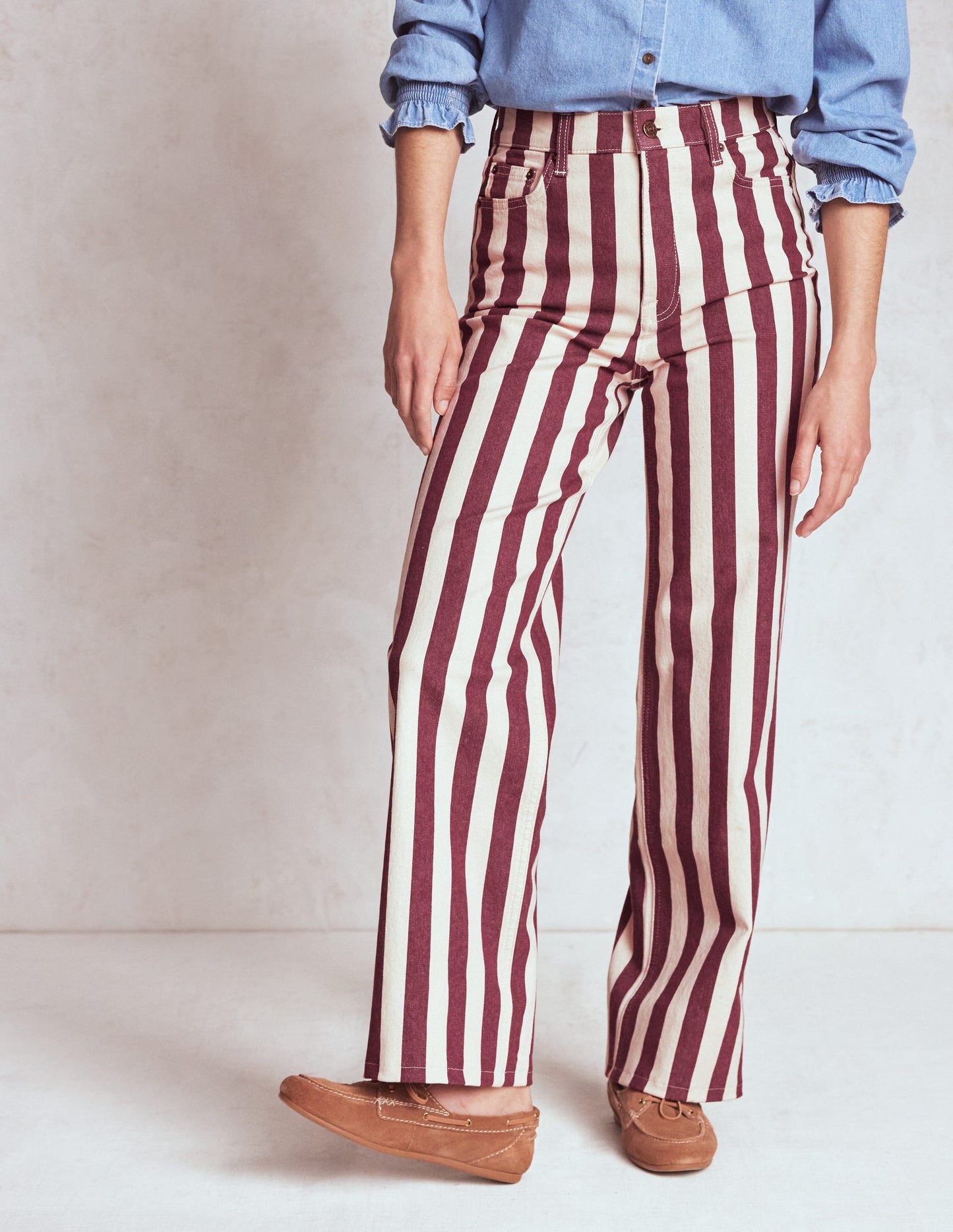 Jeans mit hohem Bund und geradem, weitem Bein-Kastanienbraun und Naturweiß Streifen