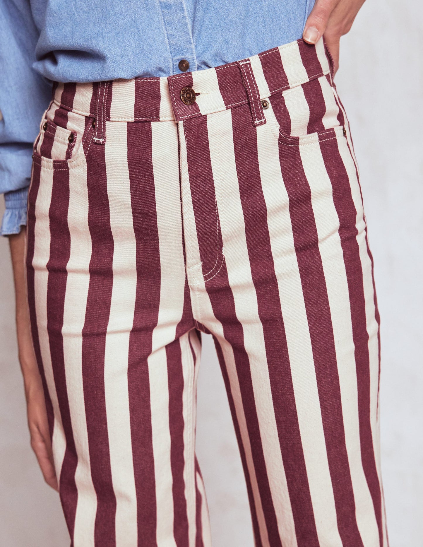 Jeans mit hohem Bund und geradem, weitem Bein-Kastanienbraun und Naturweiß Streifen