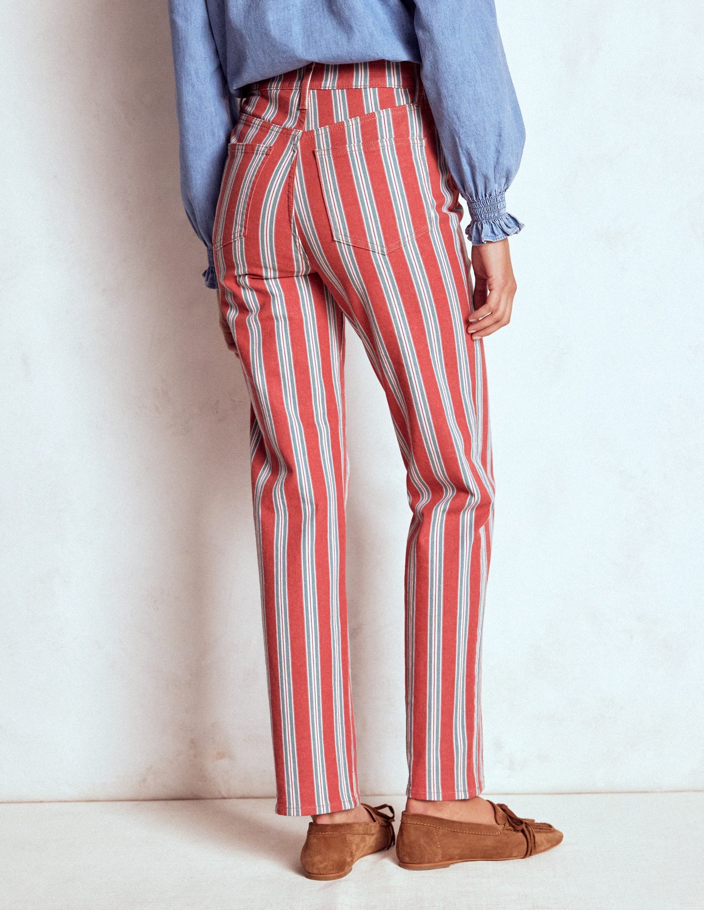 Gestreifte Jeans mit hohem Bund-Rot, Blau und Rosa Streifen