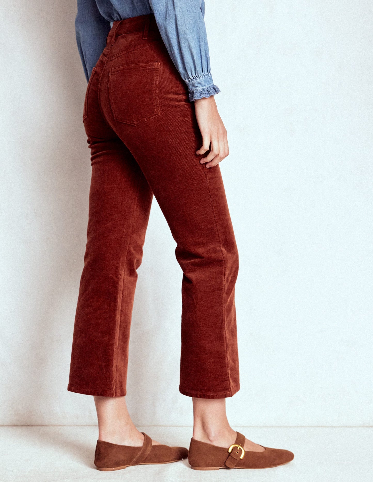 Ausgestellte Cord-Jeans im Five-Pocket-Design-Ziegelstein