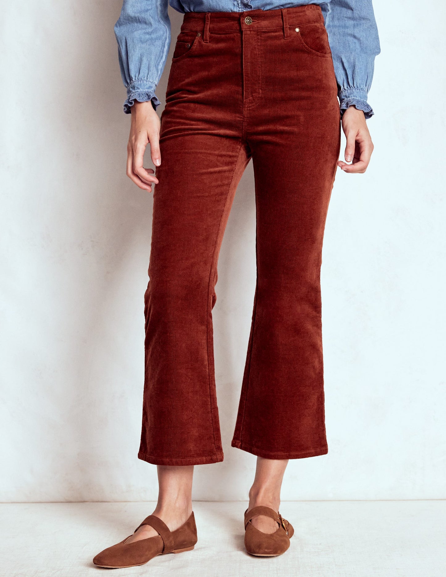Ausgestellte Cord-Jeans im Five-Pocket-Design-Ziegelstein