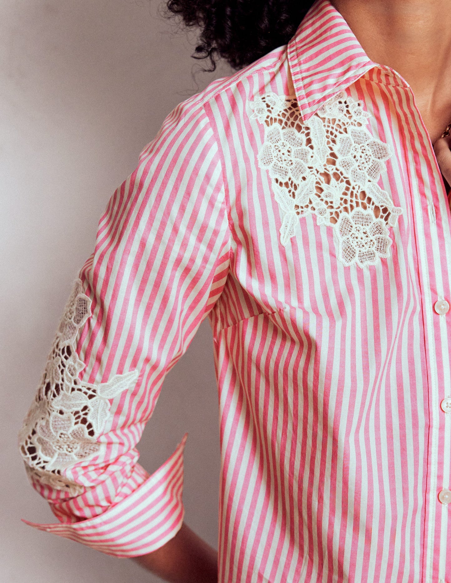 Sienna Baumwollhemd-Rosa und Naturweiß Cutwork-Streifen