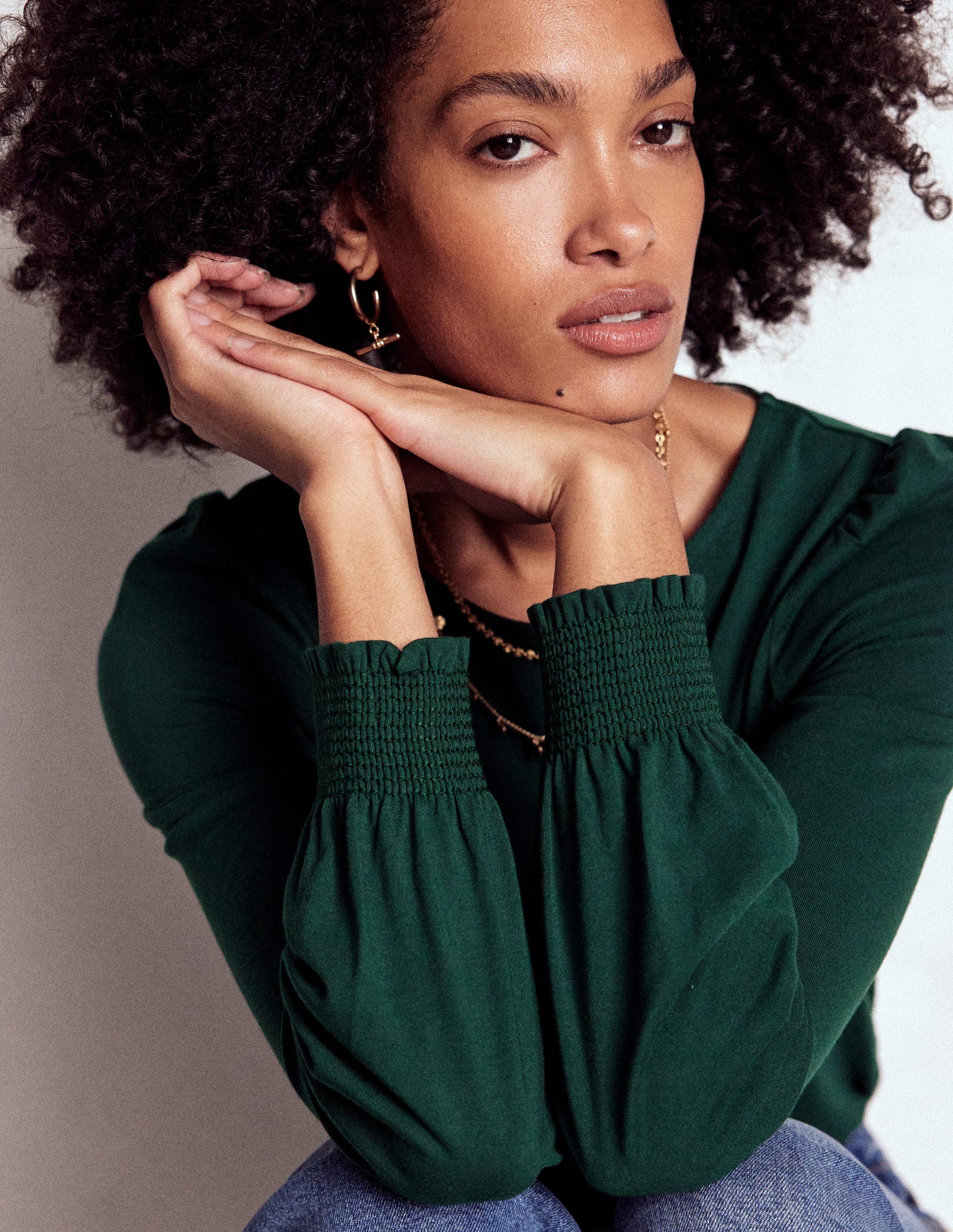 Superweiches Oberteil mit gesmokten Ärmelbündchen-Kiefergrün-1