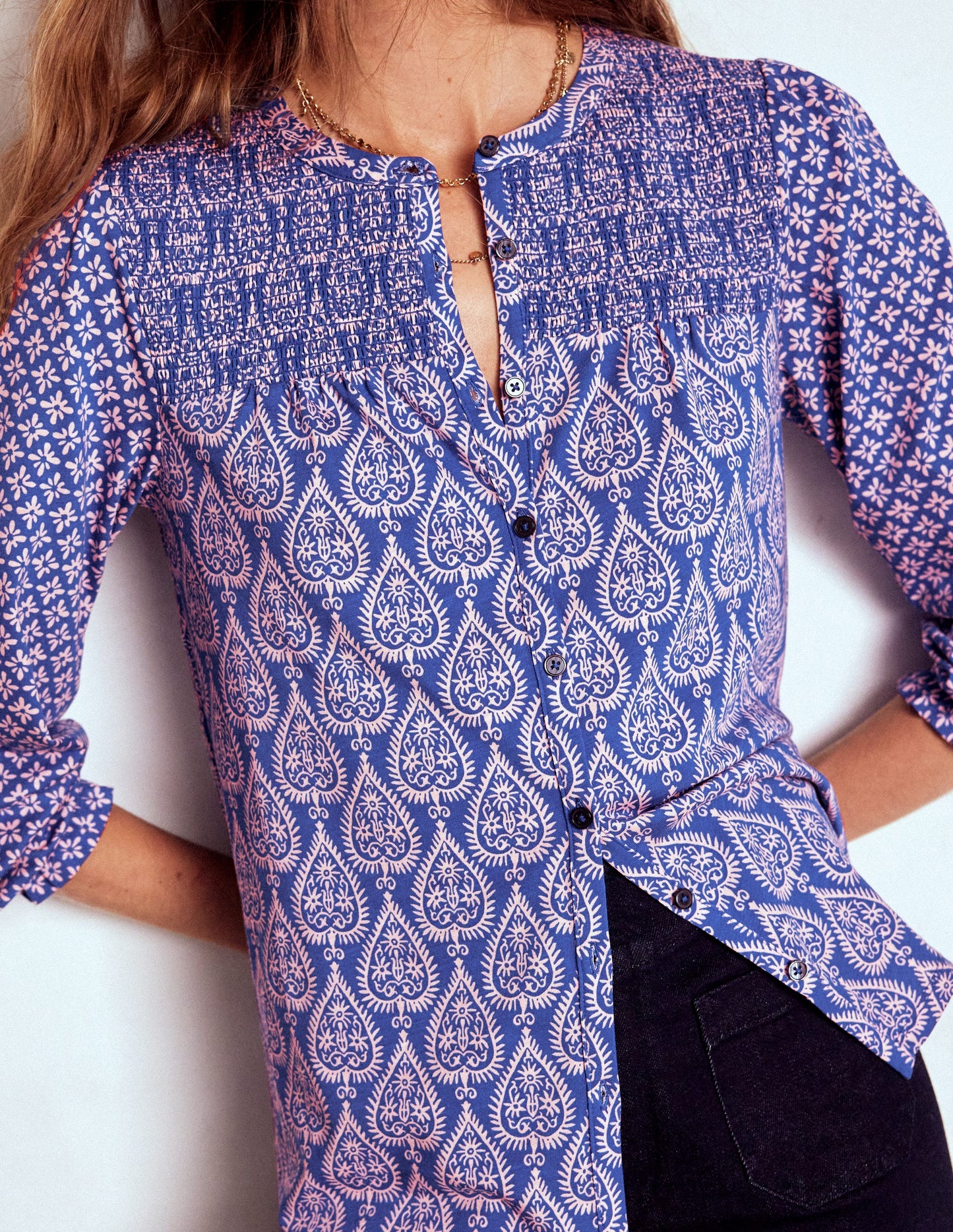 Elsa Jerseyhemd mit gesmokter Passe-Leuchtendes Blau, Geometrische Ornamente