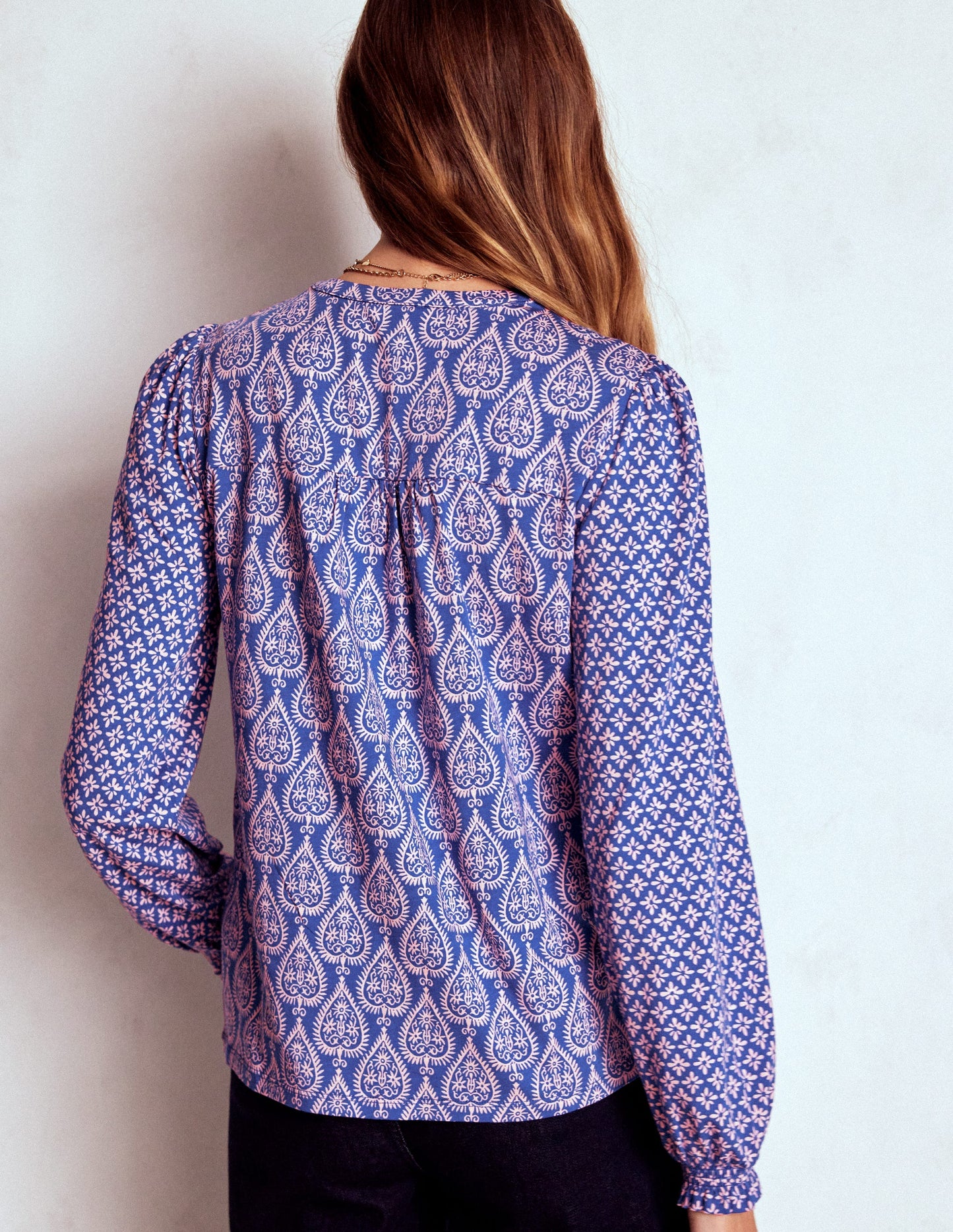 Elsa Jerseyhemd mit gesmokter Passe-Leuchtendes Blau, Geometrische Ornamente