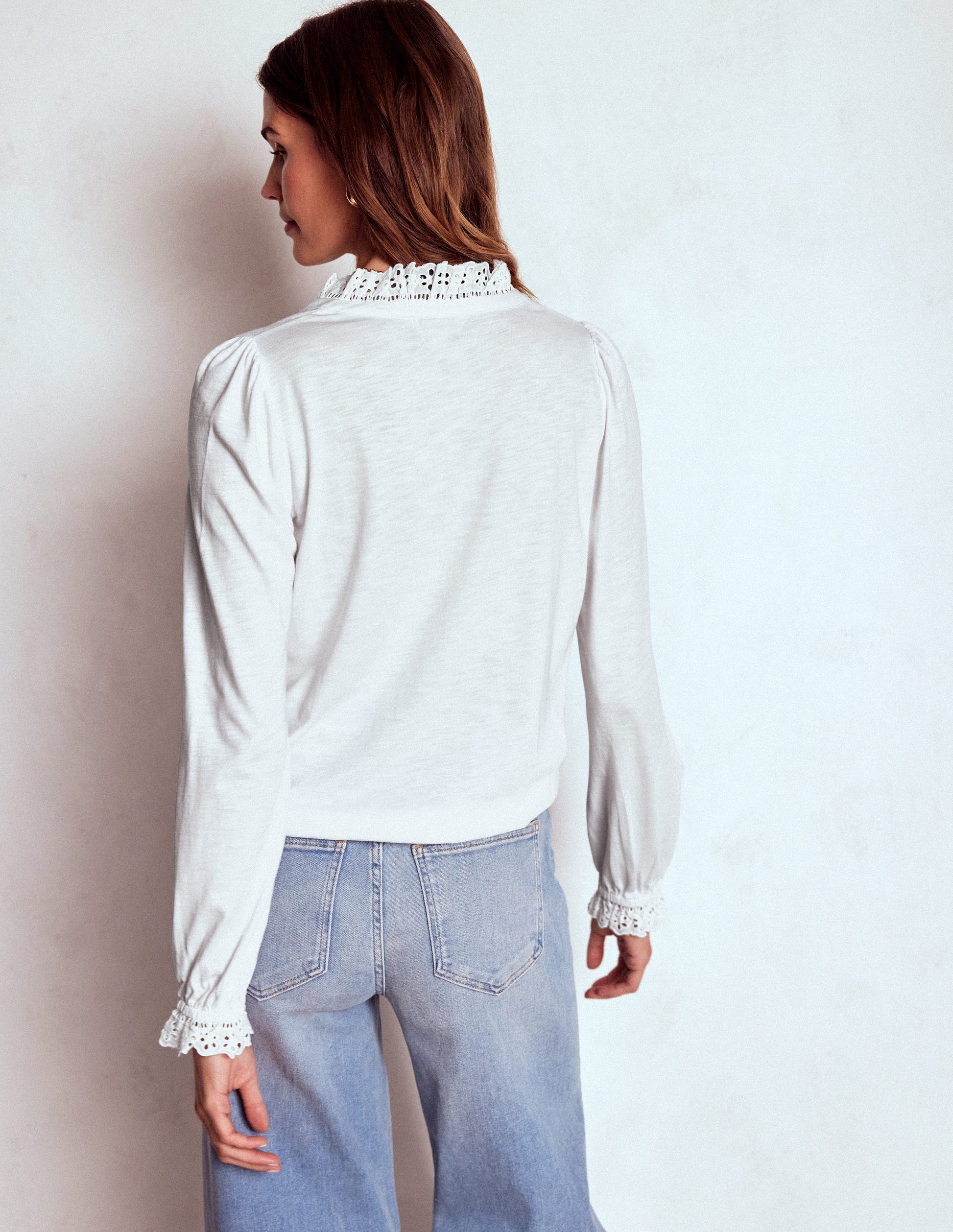 Aria Oberteil mit Lochstickerei und gekerbtem Ausschnitt-Weiß-3