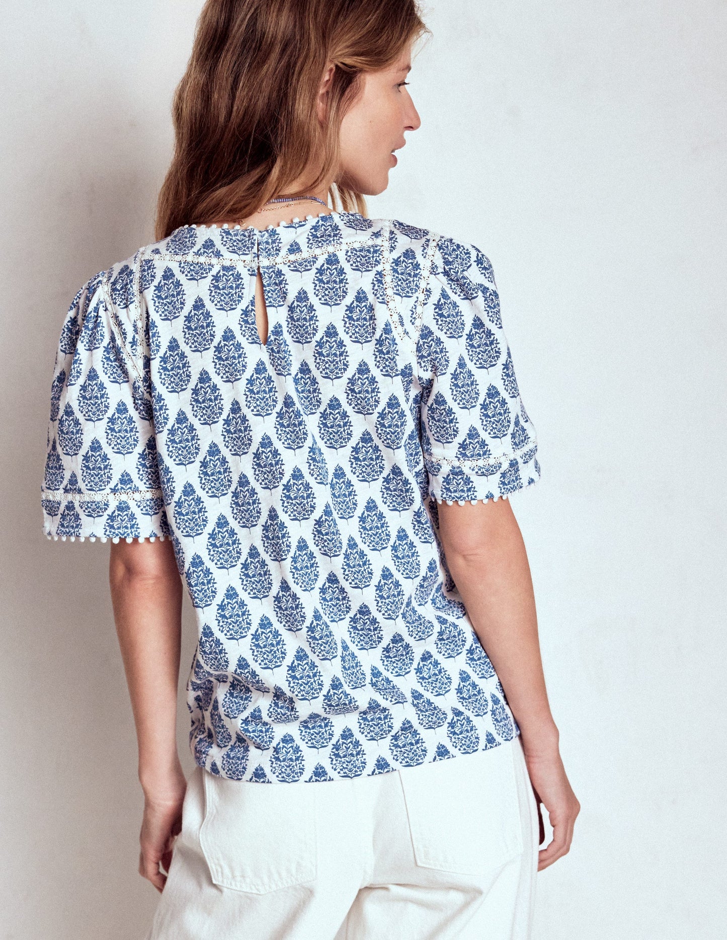 Mila Oberteil mit Spitzenbesatz-Denimblau, Wildblumenstrauß