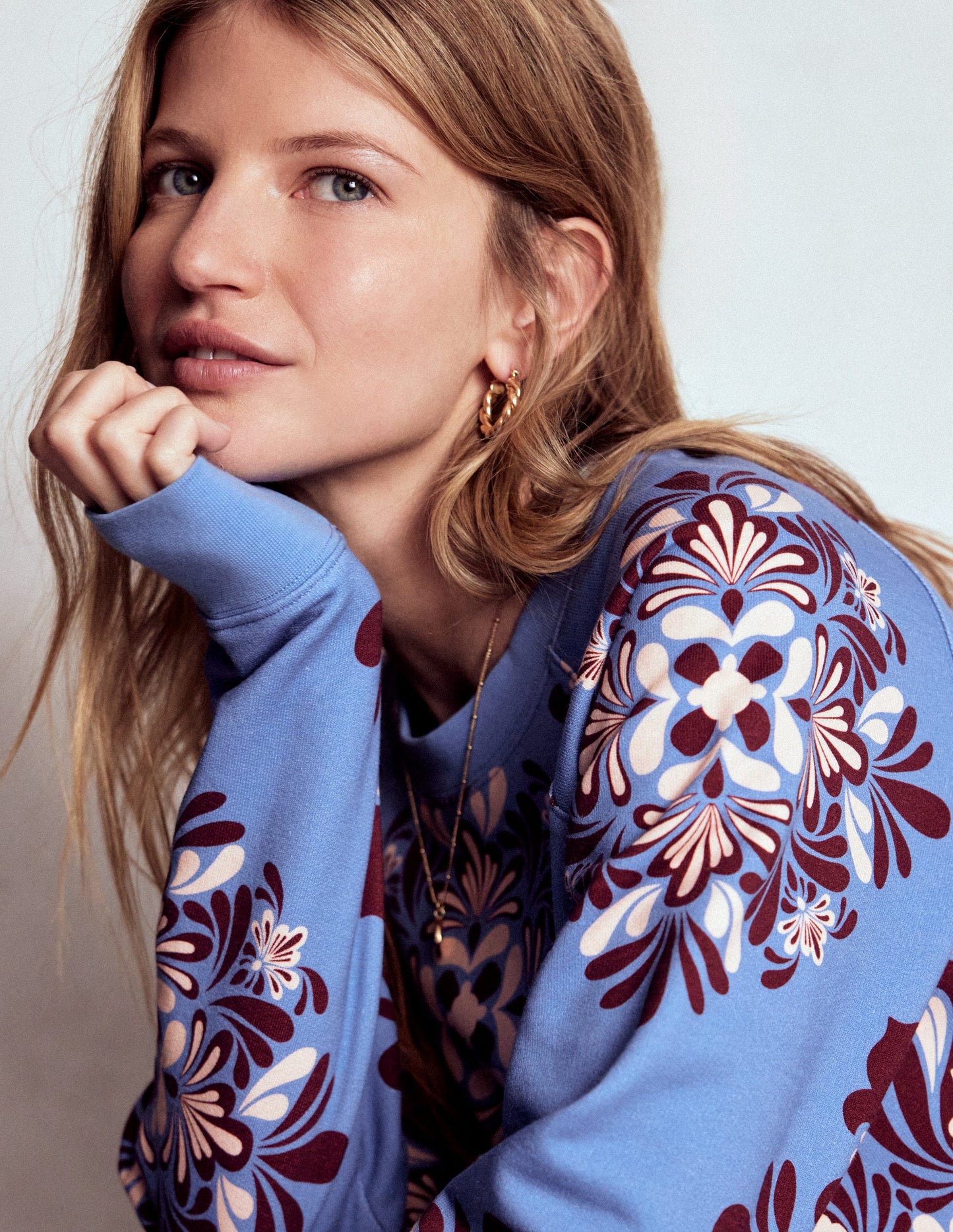 Rosa Bedrucktes Sweatshirt-Sanftes Blau, Blütenmosaik