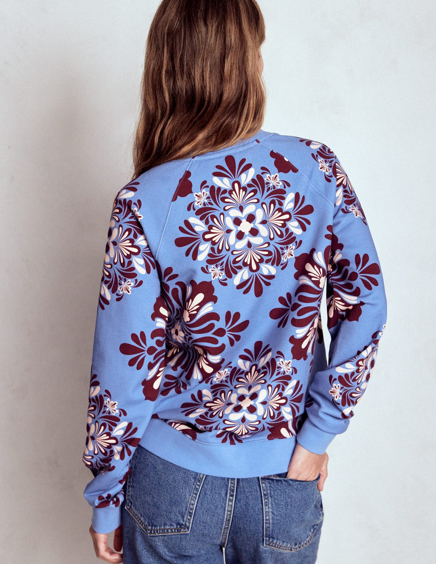 Rosa Bedrucktes Sweatshirt-Sanftes Blau, Blütenmosaik