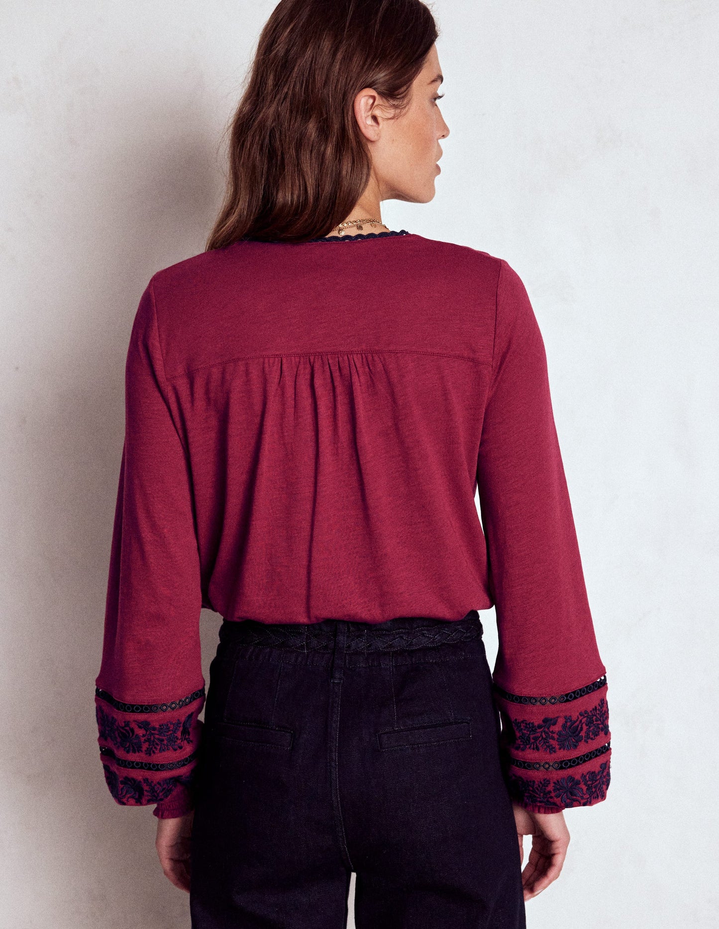 Jerseyhemd mit Besatz-Rumba-Rot, Marineblaue Stickerei