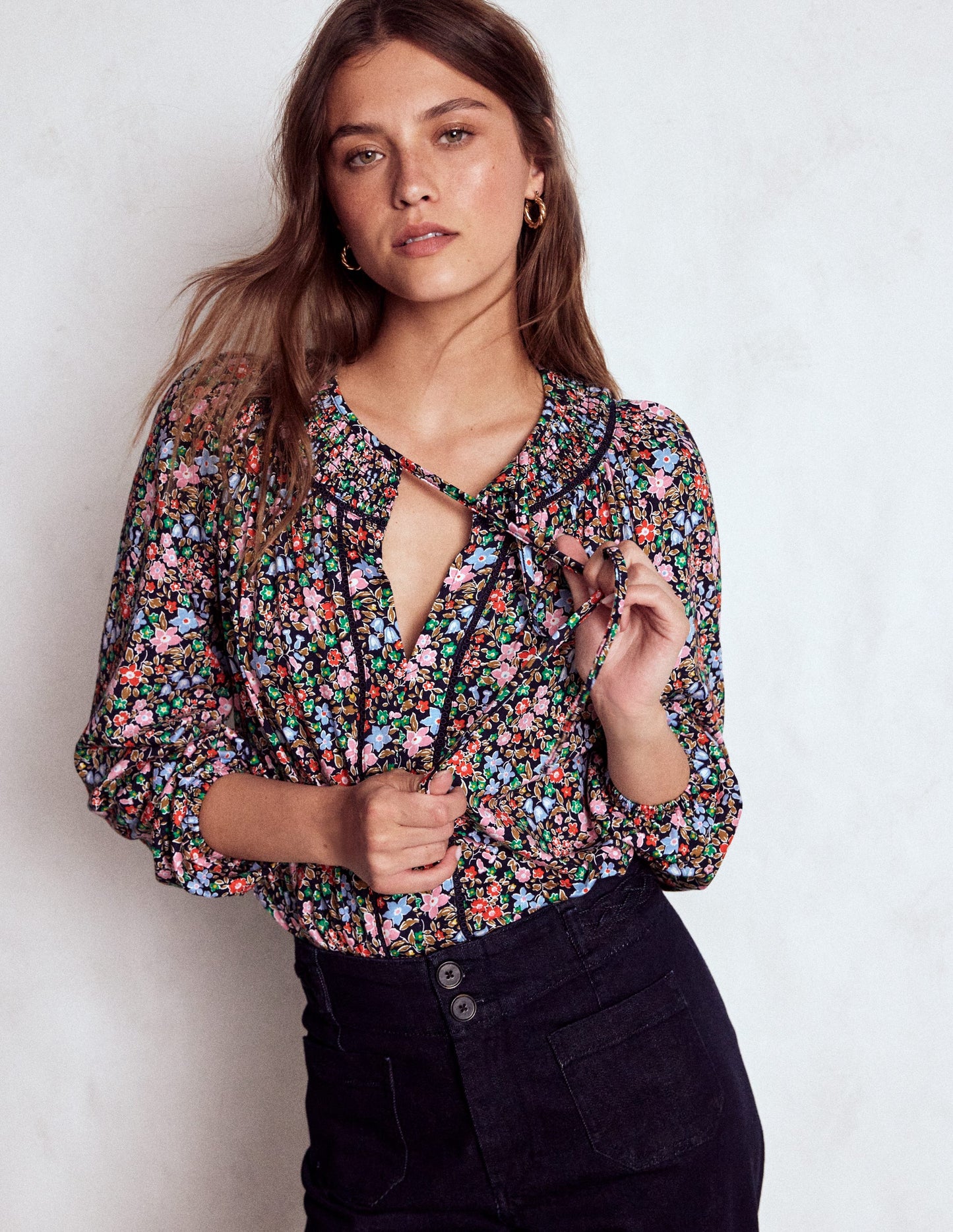 Georgia Gesmoktes Jerseyoberteil-Marineblau und Bunt, Blumenbeet