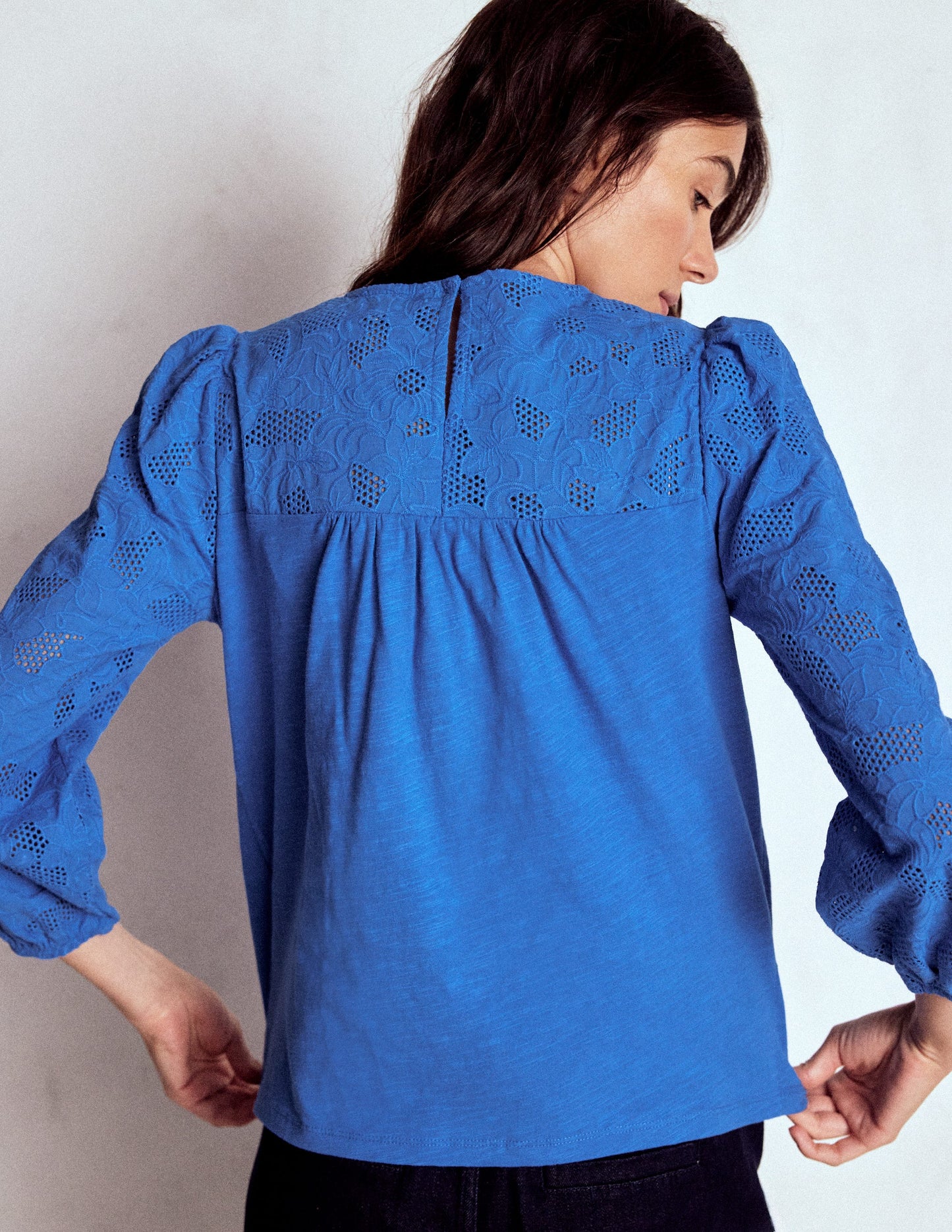 May Oberteil mit Lochstickerei-Blau