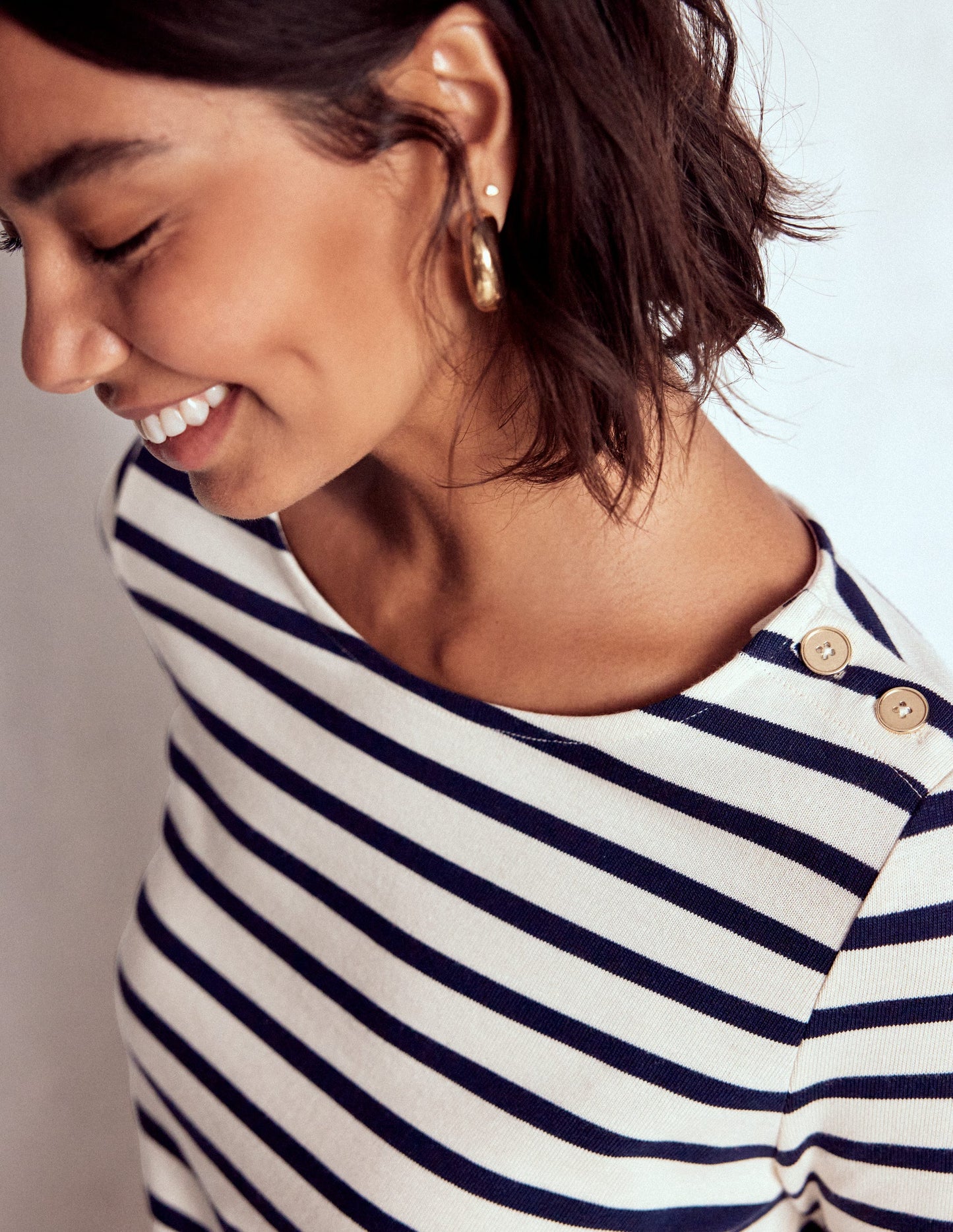 Maritimes Bretonshirt mit Zierknöpfen-Naturweiß und Navy, Gestreift