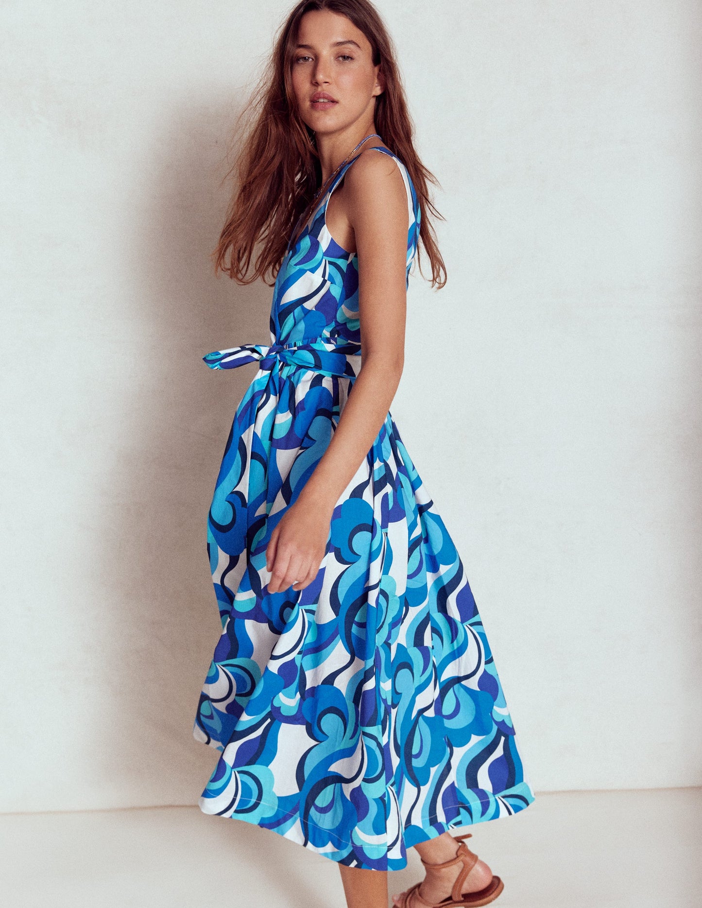 Ausgestelltes Kleid mit V-Ausschnitt und Gürtel-Blau, Abstrakte Wirbel