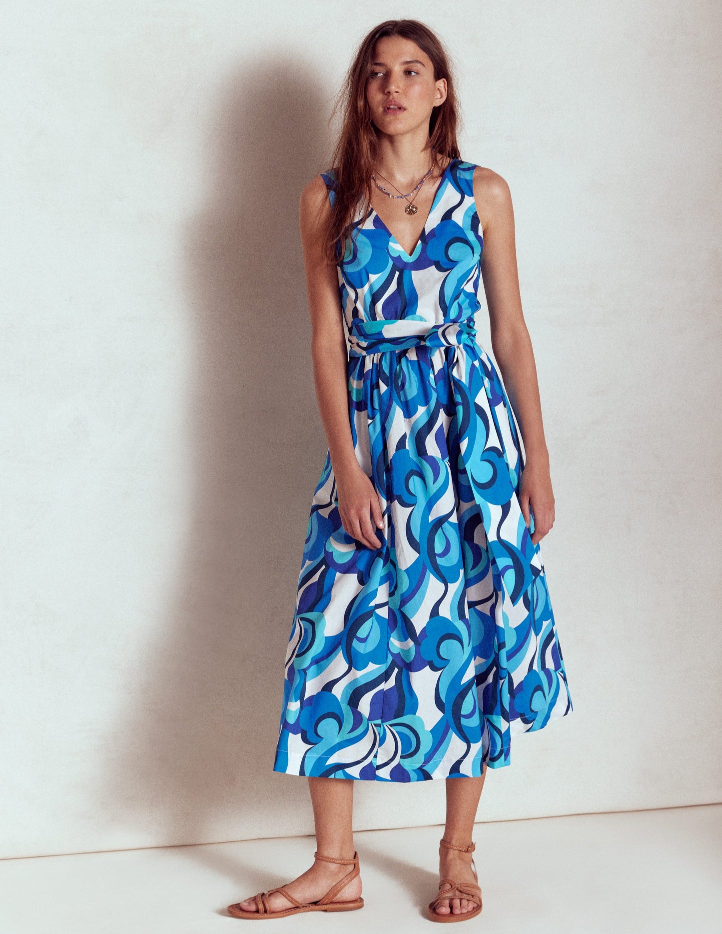 Ausgestelltes Kleid mit V-Ausschnitt und Gürtel-Blau, Abstrakte Wirbel