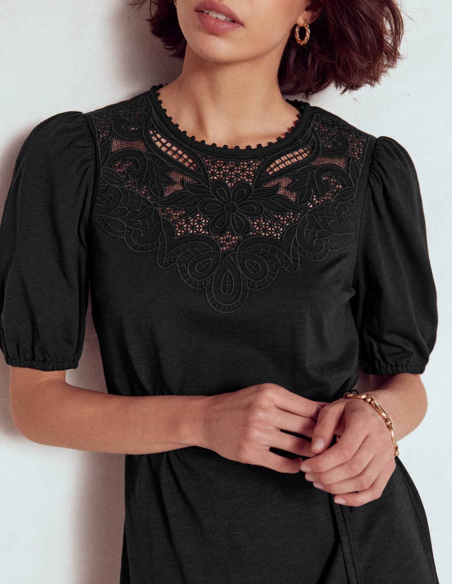Kurzes Kleid mit Cutwork-Detail-Schwarz