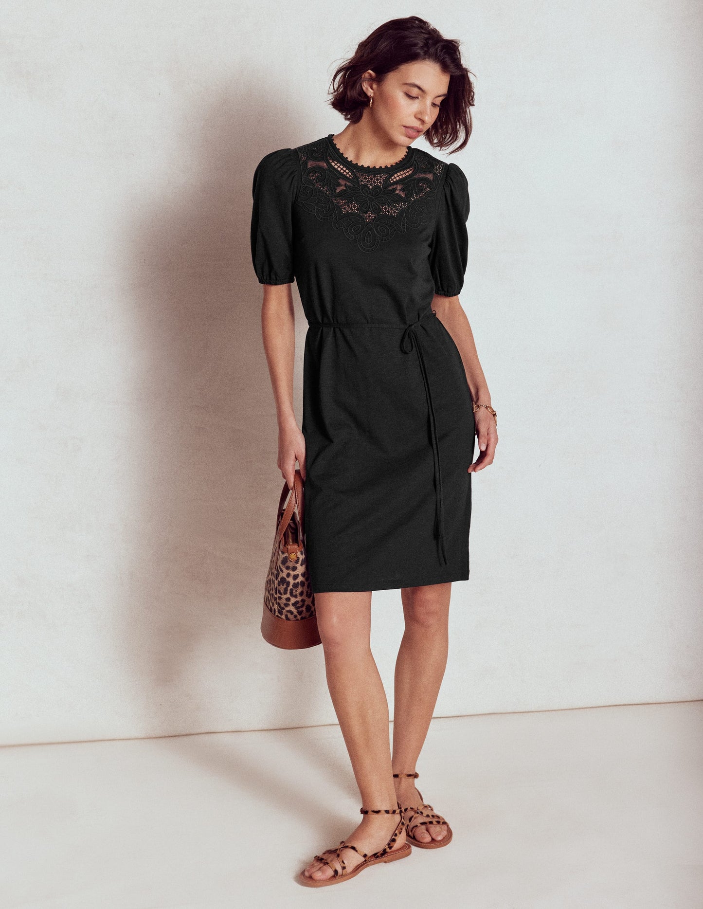 Kurzes Kleid mit Cutwork-Detail-Schwarz