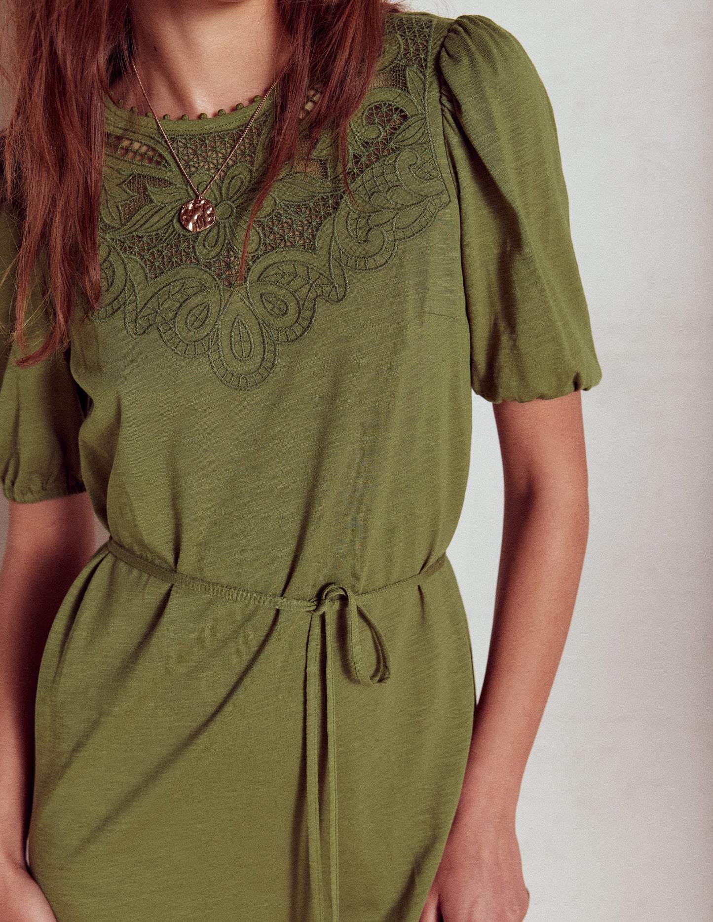Kurzes Kleid mit Cutwork-Detail-Waldgrün