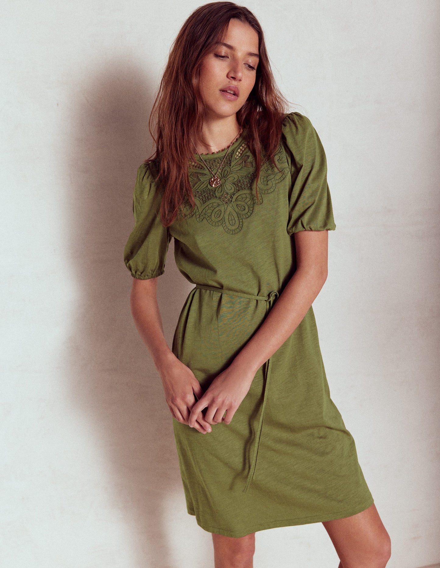 Kurzes Kleid mit Cutwork-Detail-Waldgrün
