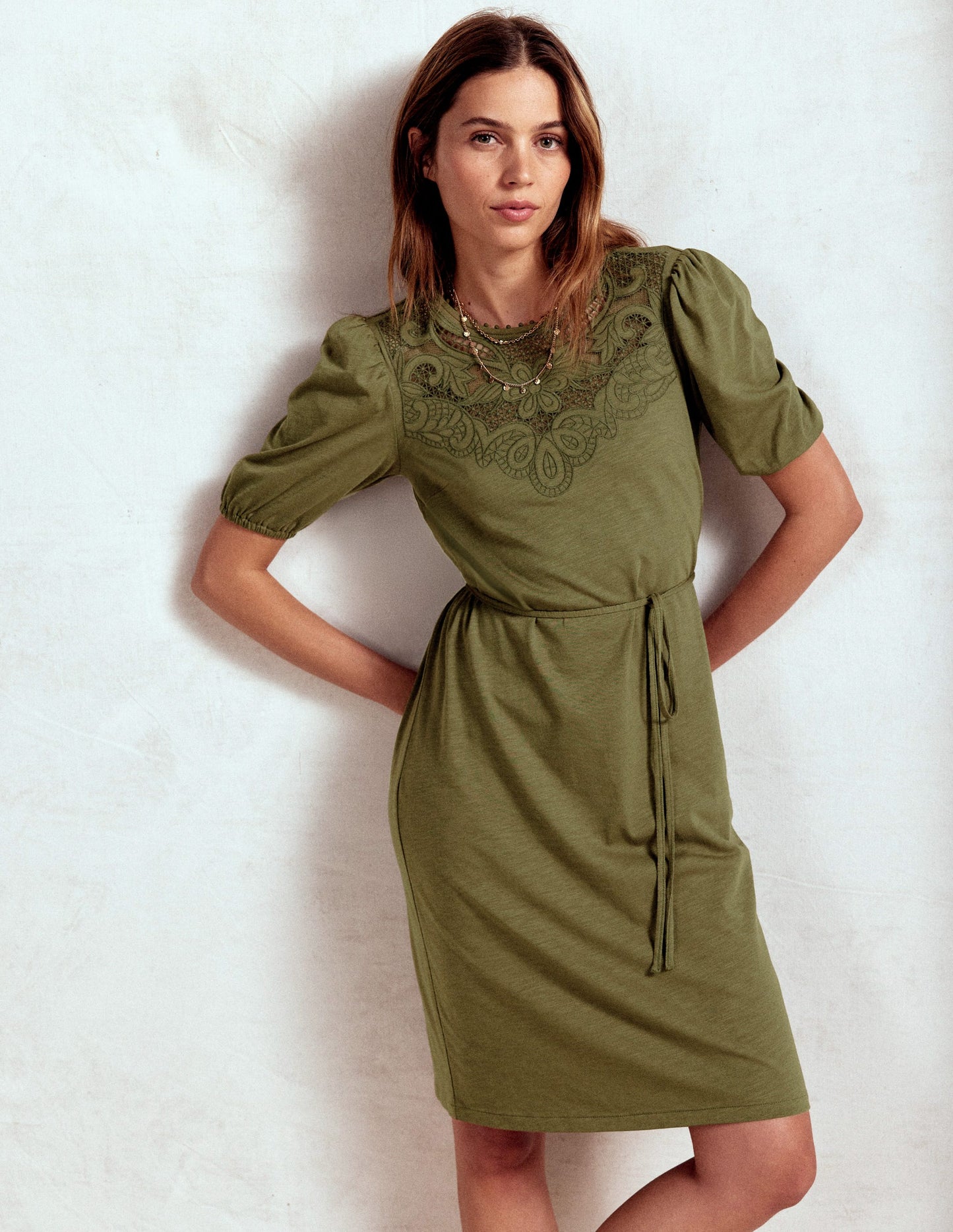 Kurzes Kleid mit Cutwork-Detail-Waldgrün