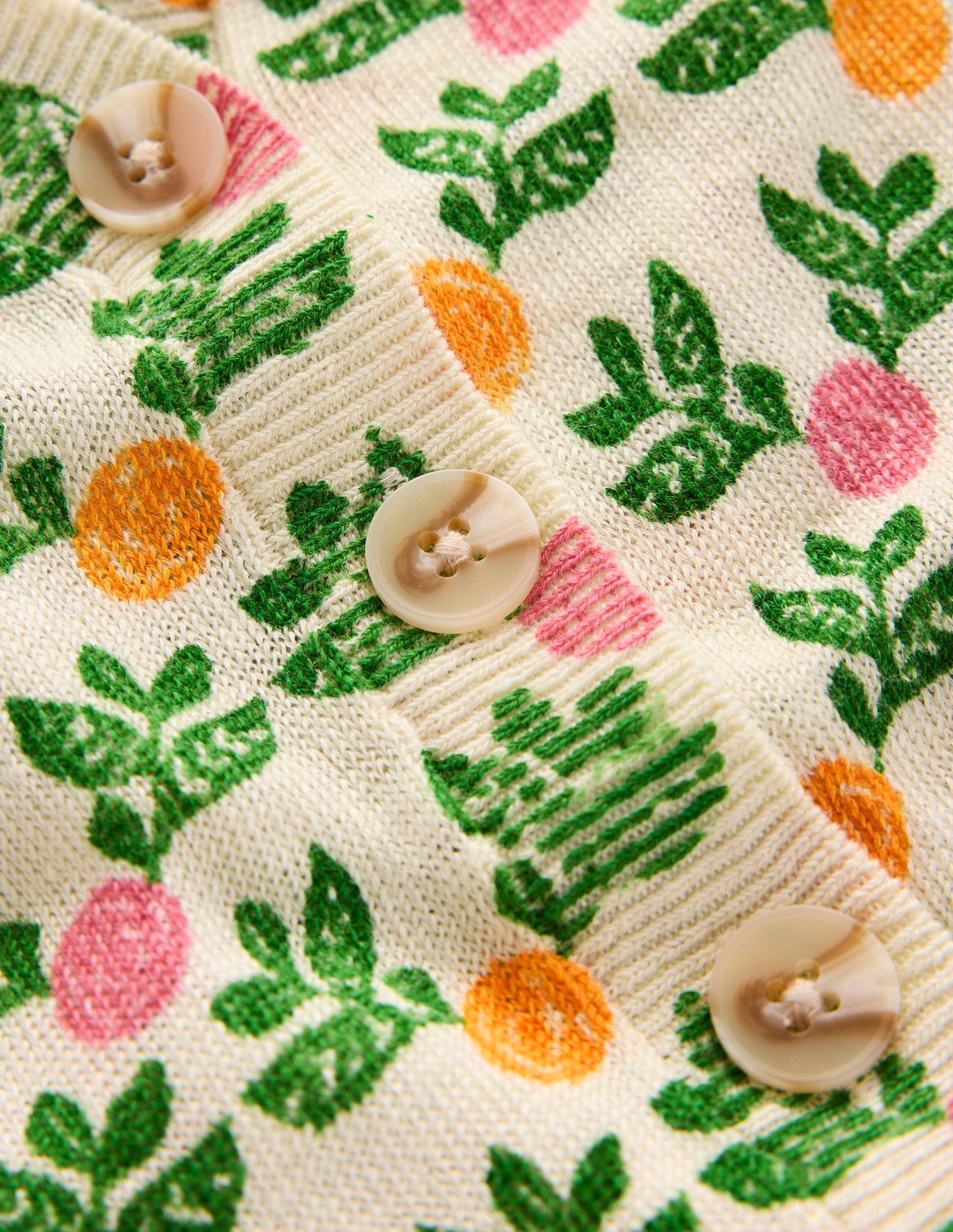 Liv Strickjacke aus Leinen mit V-Ausschnitt-Warmes Naturweiß, Dahliengarten