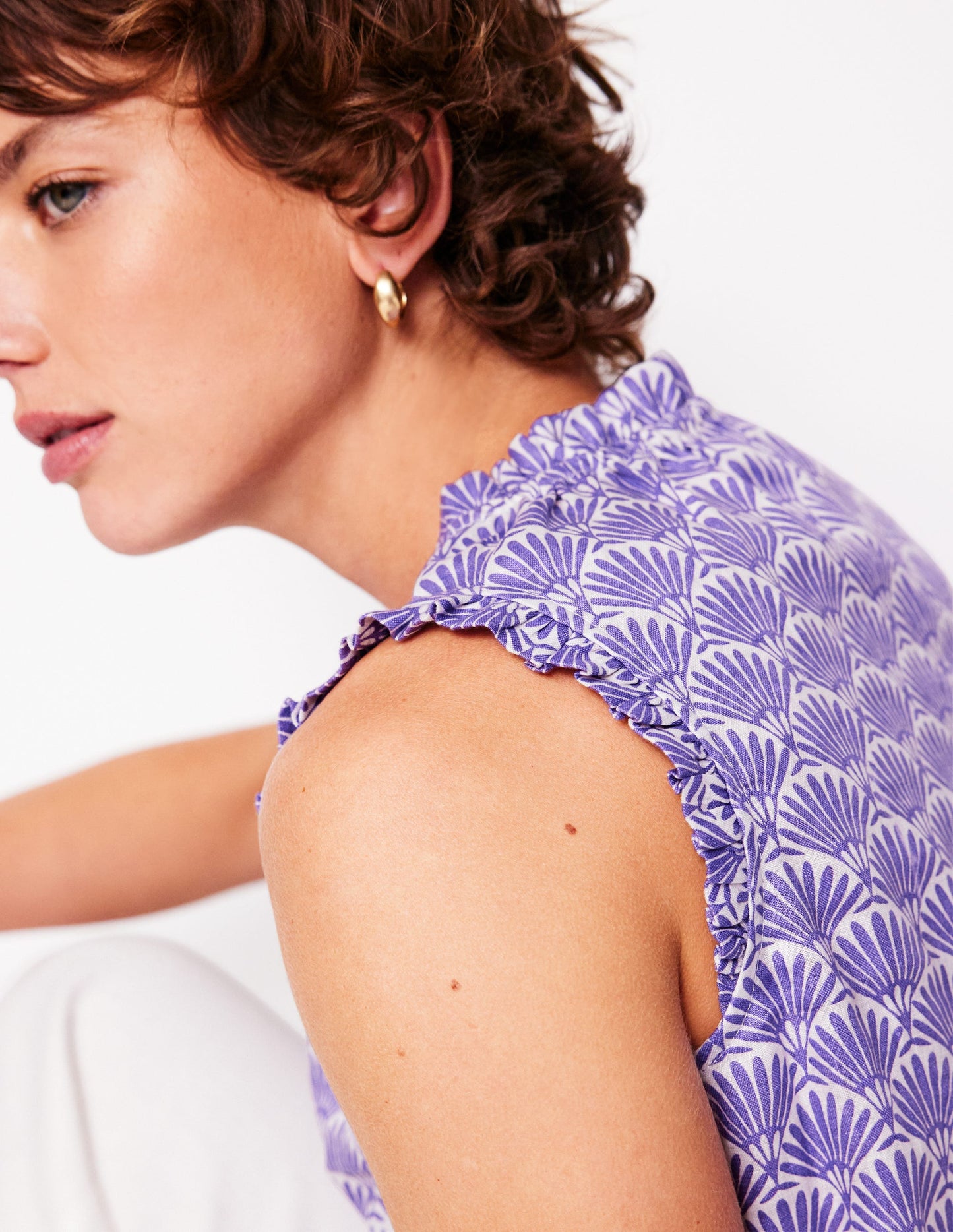 Top Sophie en lin à volants-Violet, motif Deco Palm